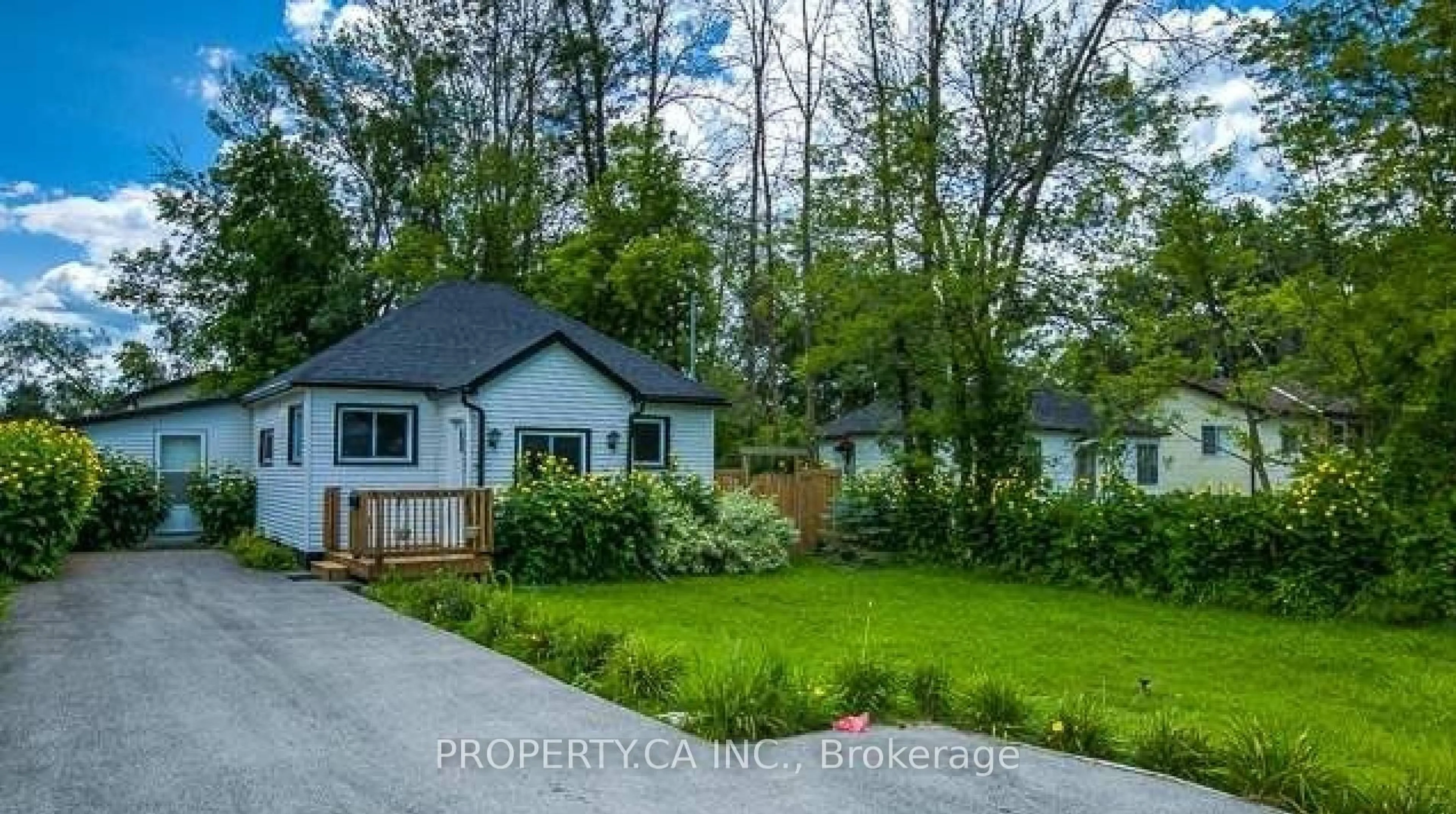A pic from outside/outdoor area/front of a property/back of a property/a pic from drone, street for 323 Pasadena Dr, Georgina Ontario L4P 2Z2