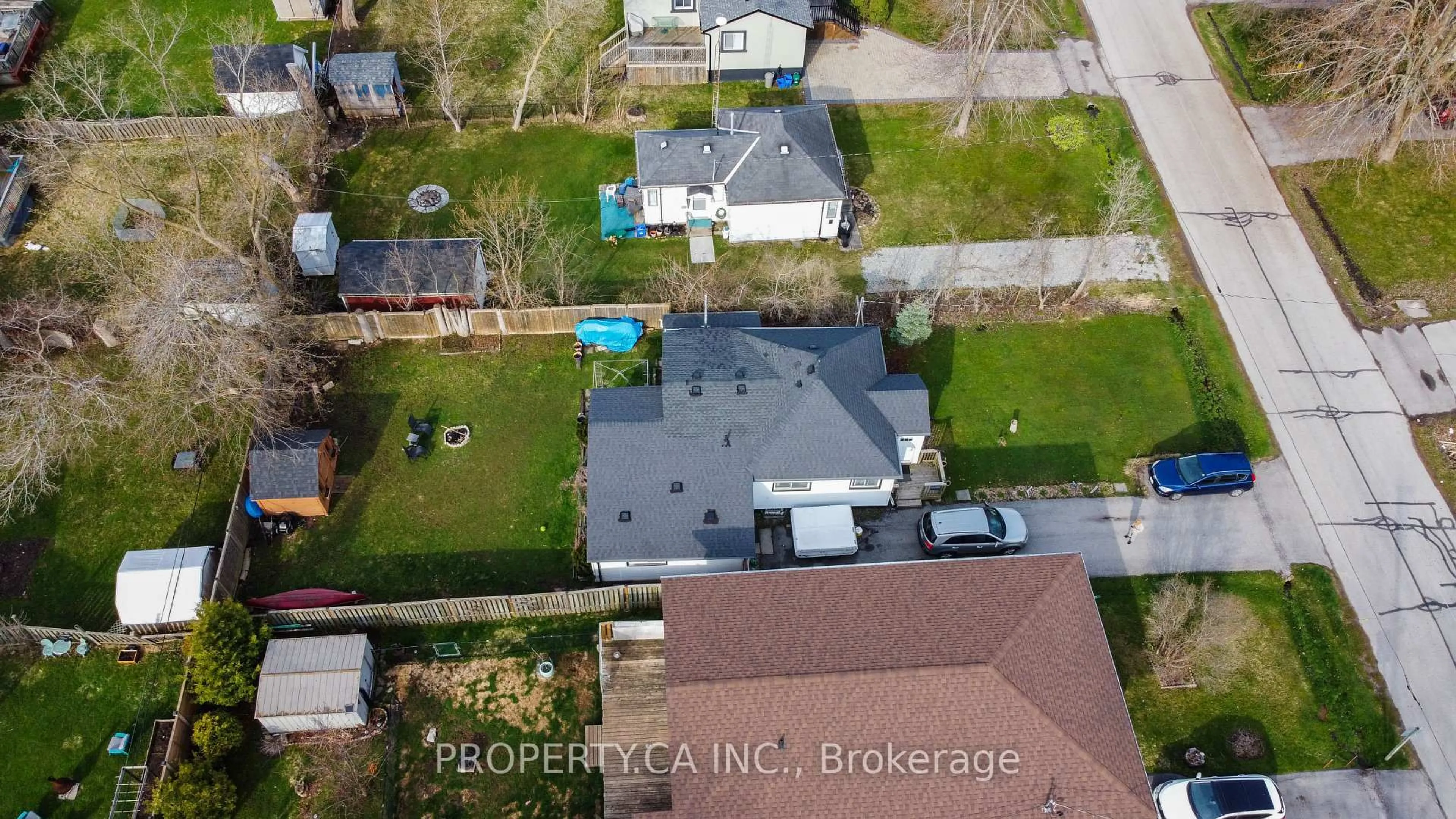 A pic from outside/outdoor area/front of a property/back of a property/a pic from drone, street for 323 Pasadena Dr, Georgina Ontario L4P 2Z2