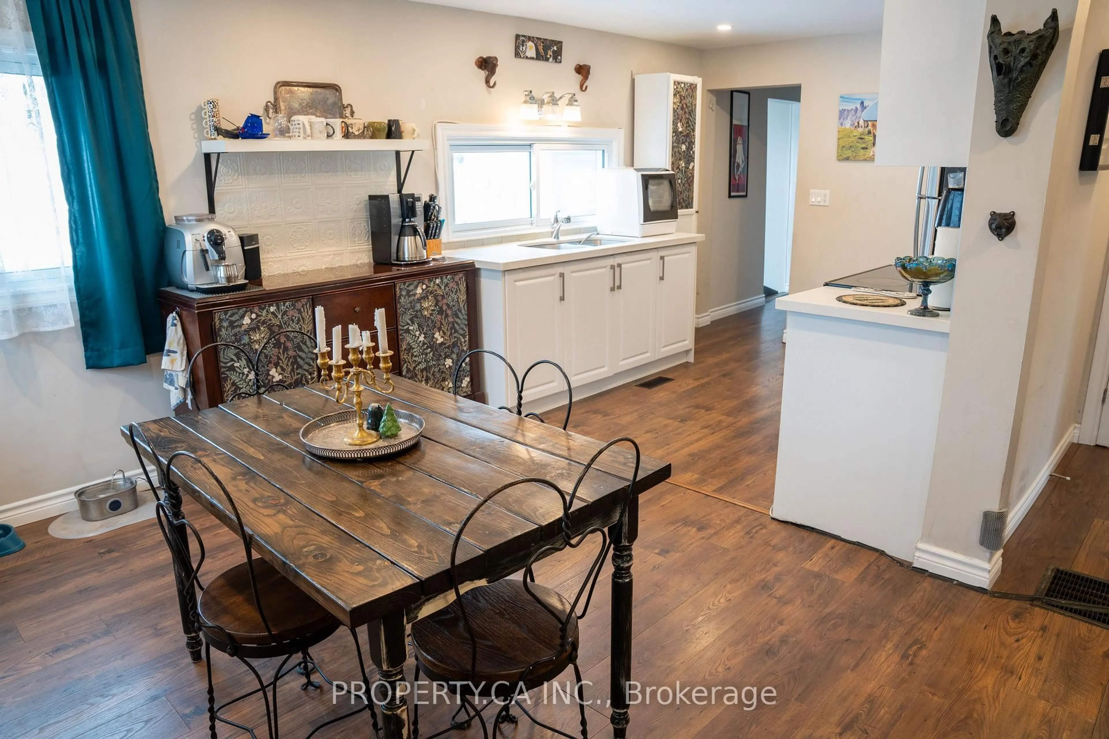 Open concept kitchen, wood/laminate floor for 323 Pasadena Dr, Georgina Ontario L4P 2Z2
