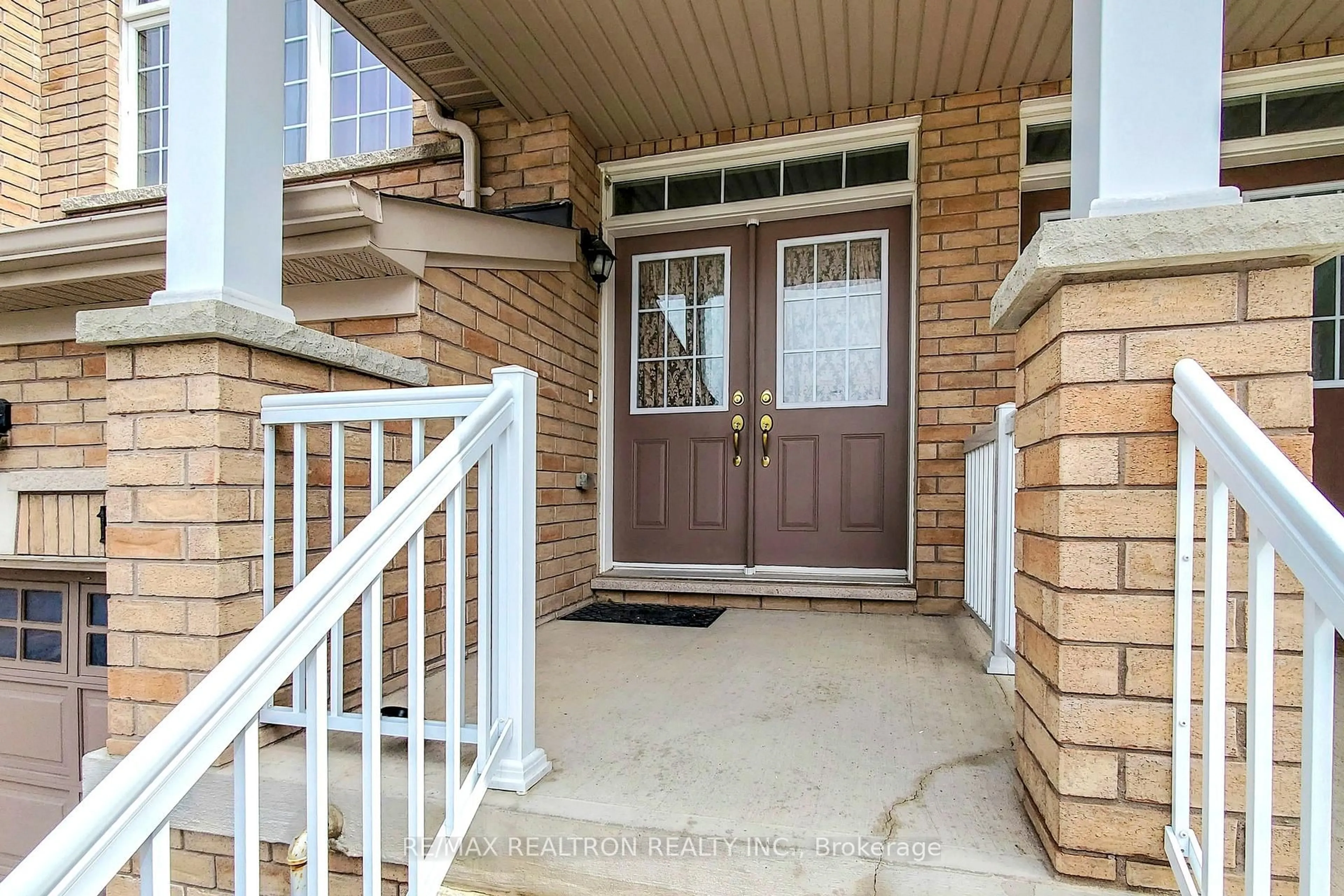 Indoor entryway for 105 Matthewson Ave, Bradford West Gwillimbury Ontario L3Z 2A5