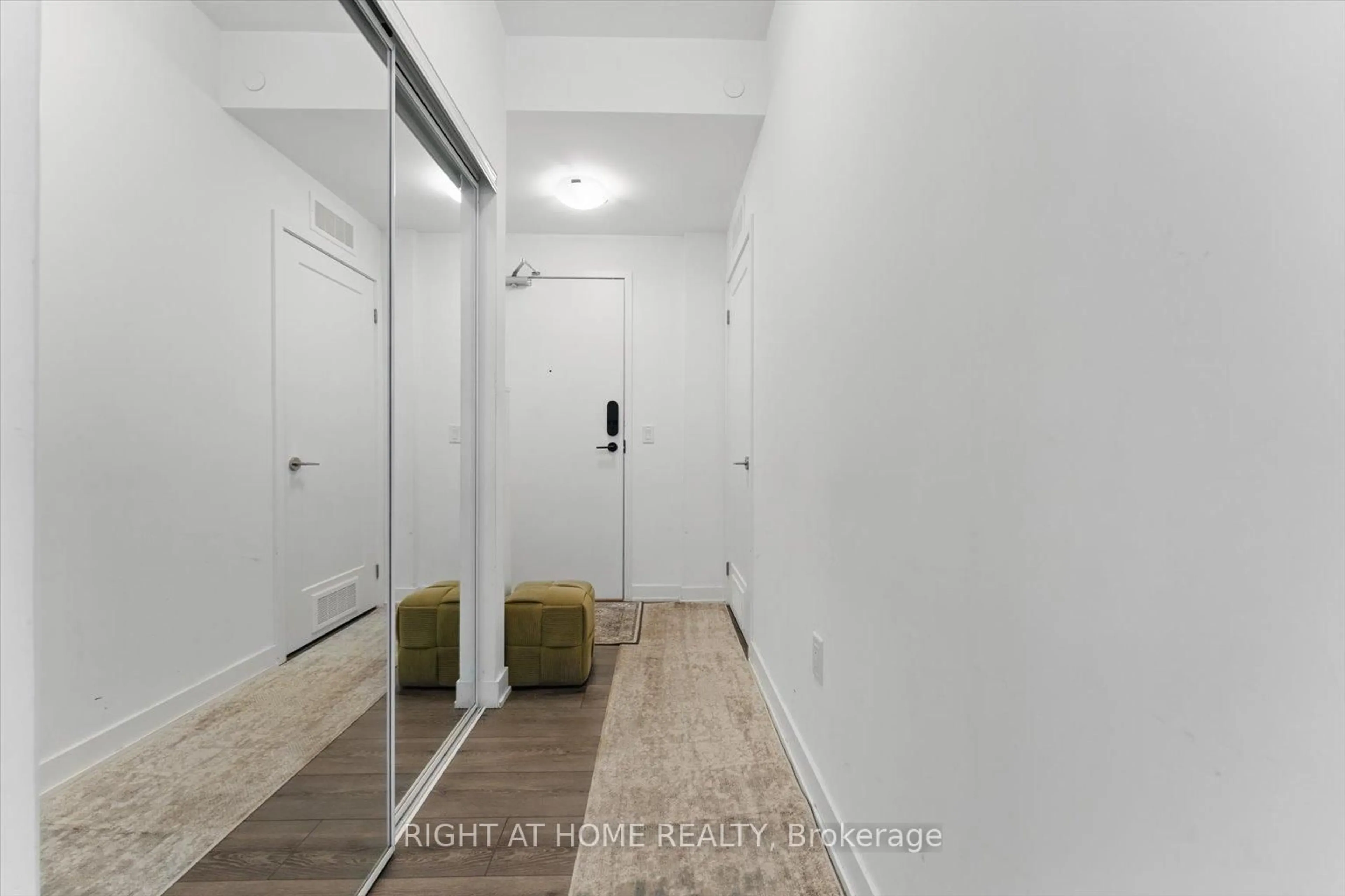 Indoor entryway for 95 Oneida Cres #1410, Richmond Hill Ontario L4B 0H5