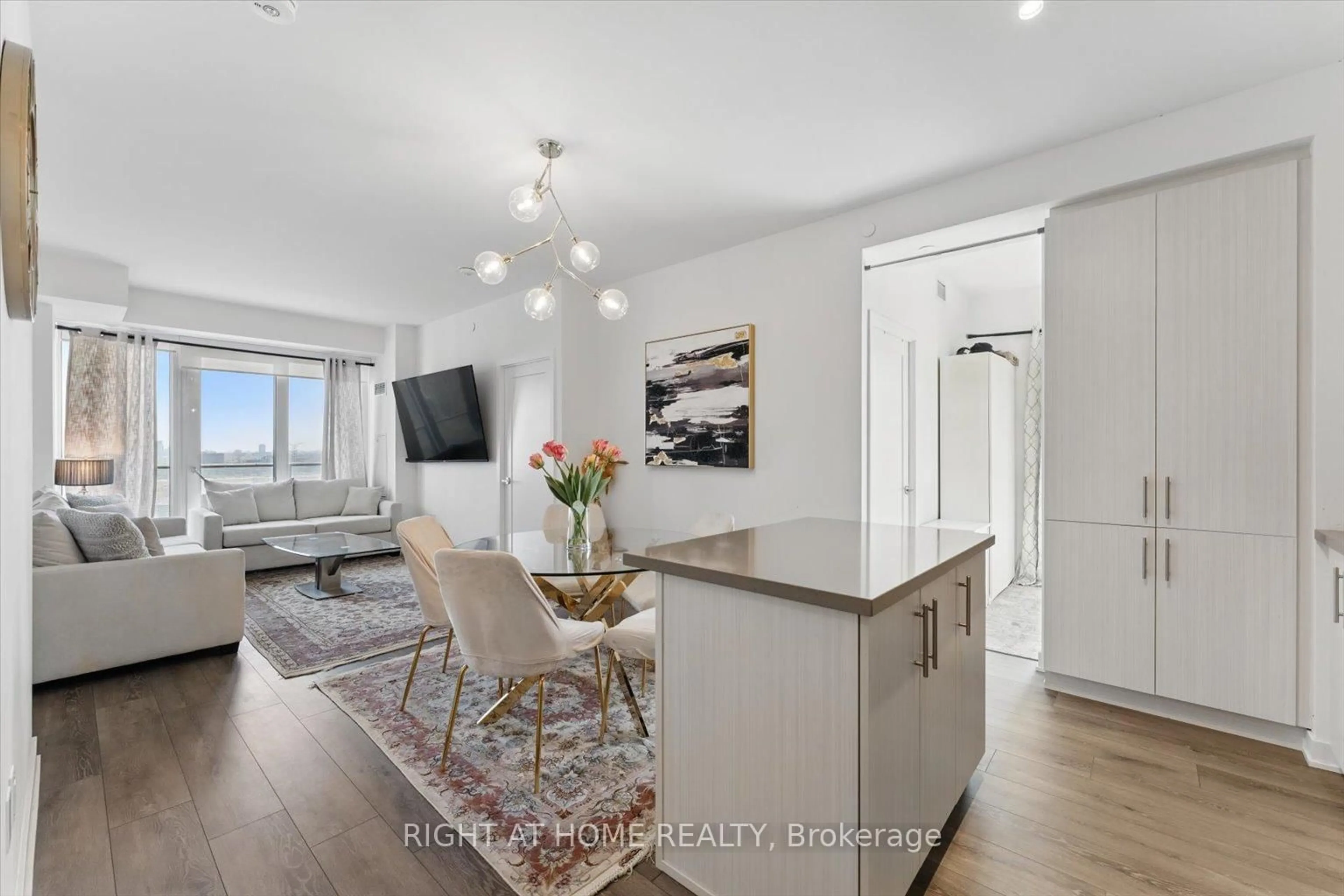 Open concept kitchen, wood/laminate floor for 95 Oneida Cres #1410, Richmond Hill Ontario L4B 0H5