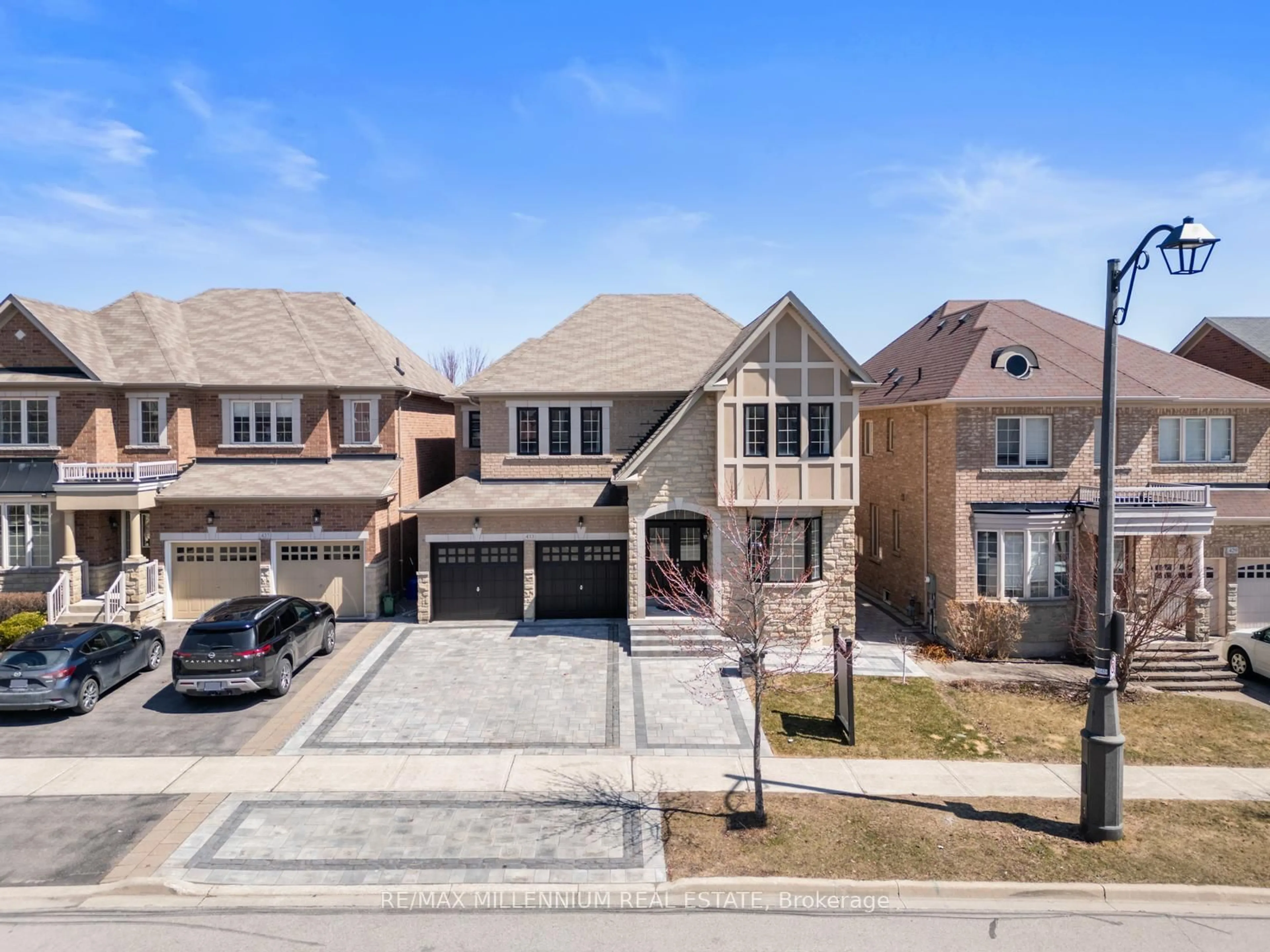 A pic from outside/outdoor area/front of a property/back of a property/a pic from drone, street for 433 Mavrinac Blvd, Aurora Ontario L4G 0J8