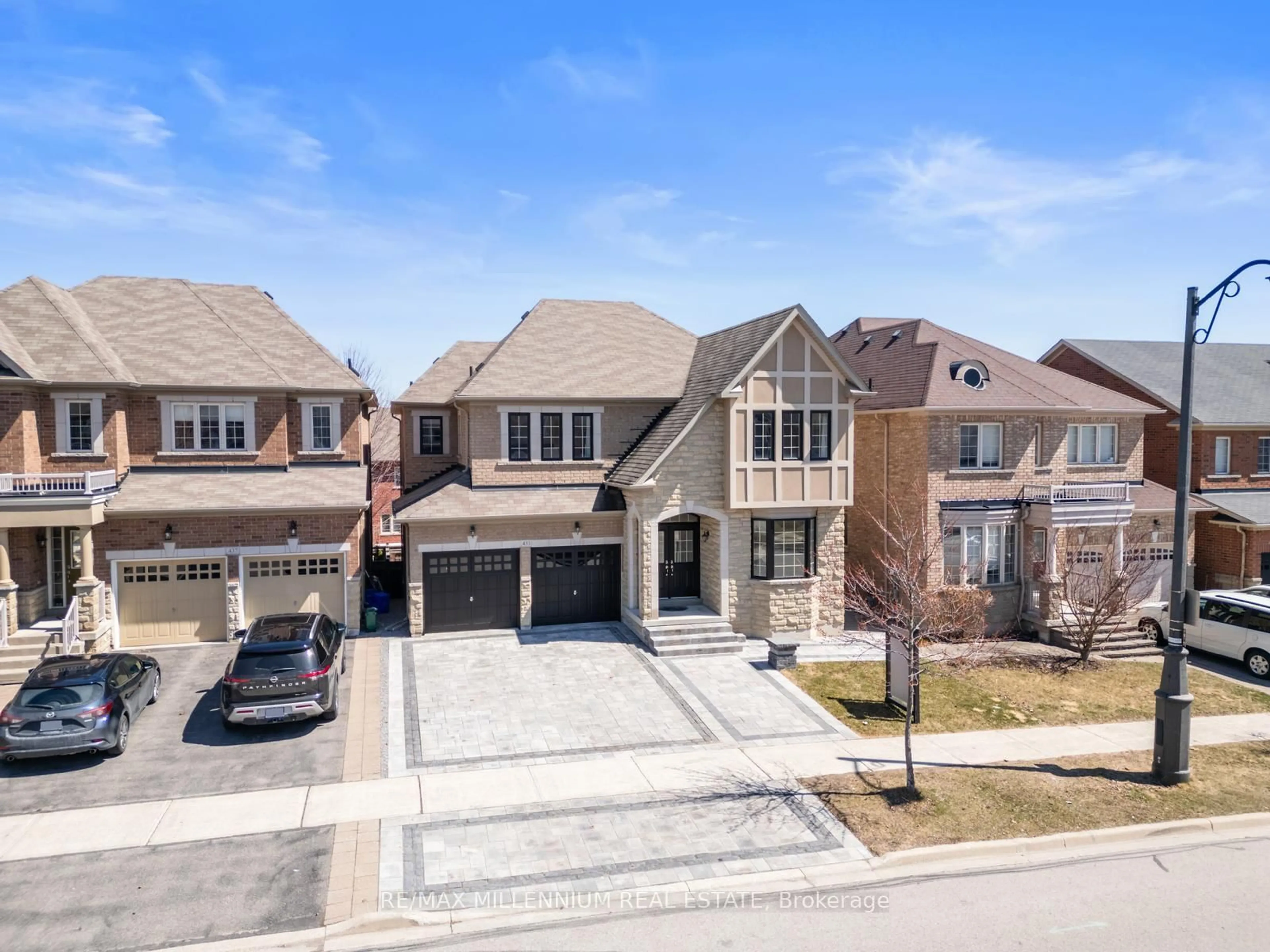 A pic from outside/outdoor area/front of a property/back of a property/a pic from drone, street for 433 Mavrinac Blvd, Aurora Ontario L4G 0J8