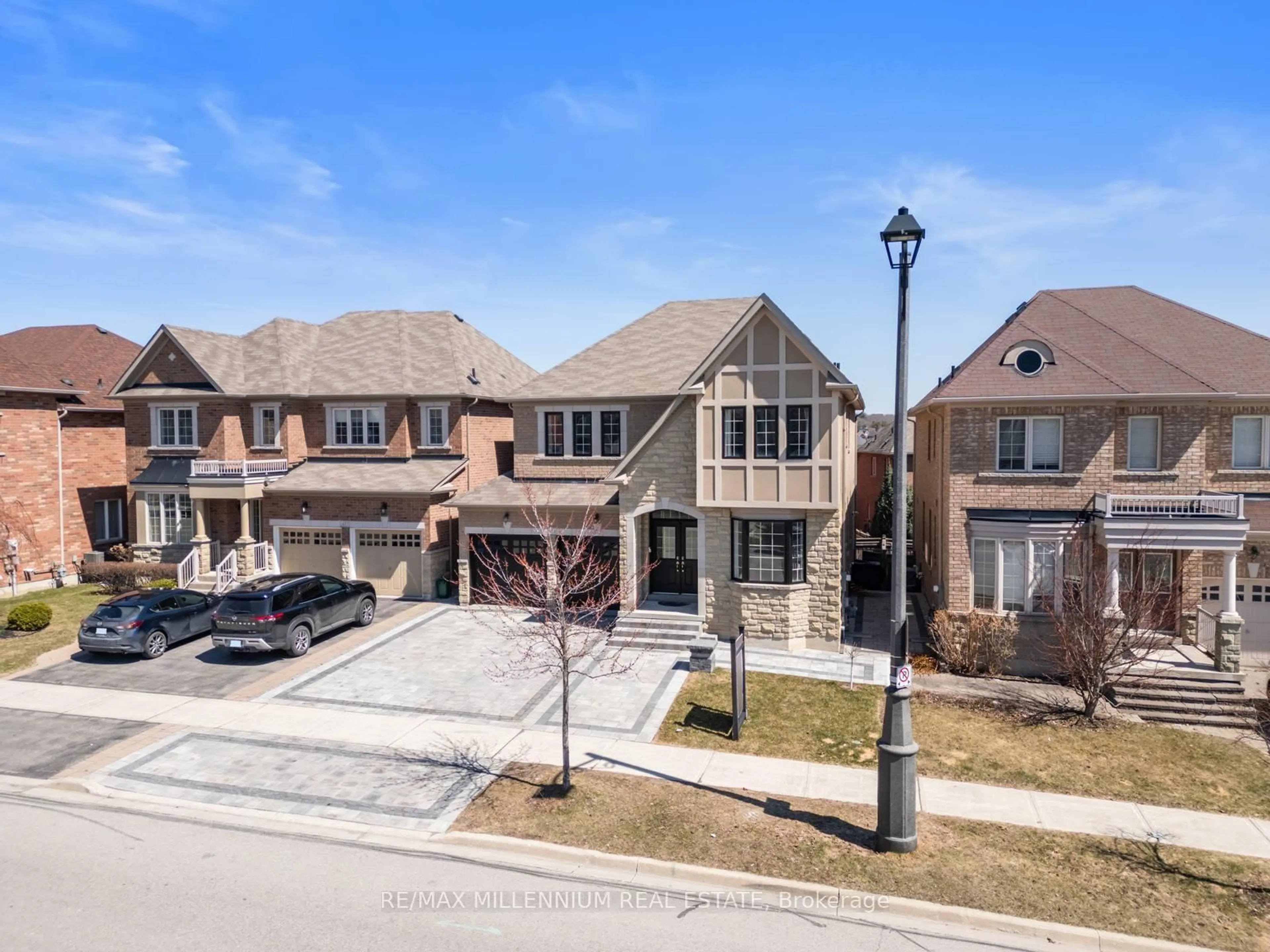 A pic from outside/outdoor area/front of a property/back of a property/a pic from drone, street for 433 Mavrinac Blvd, Aurora Ontario L4G 0J8