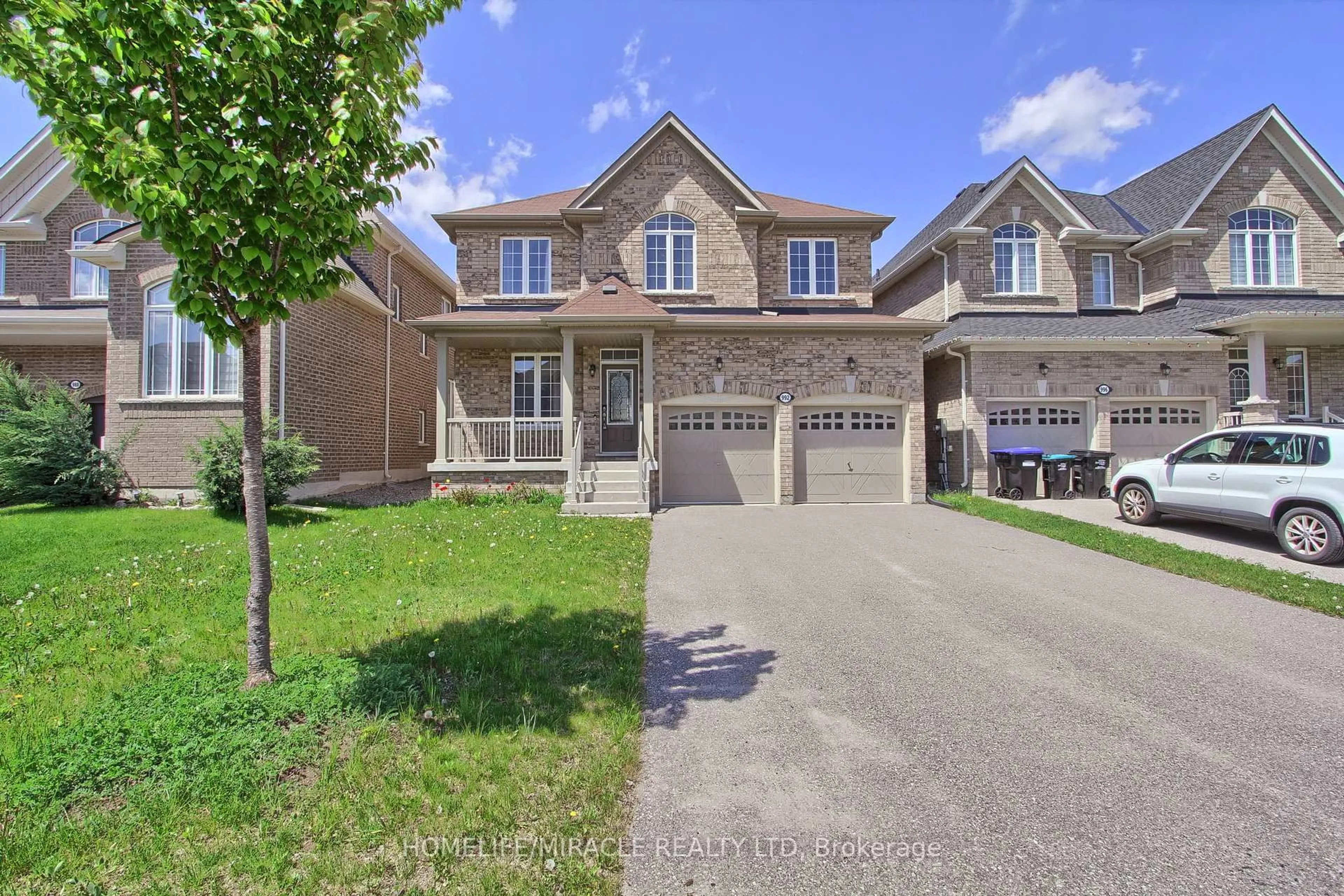 Home with brick exterior material, street for 992 Green St, Innisfil Ontario L0L 1W0
