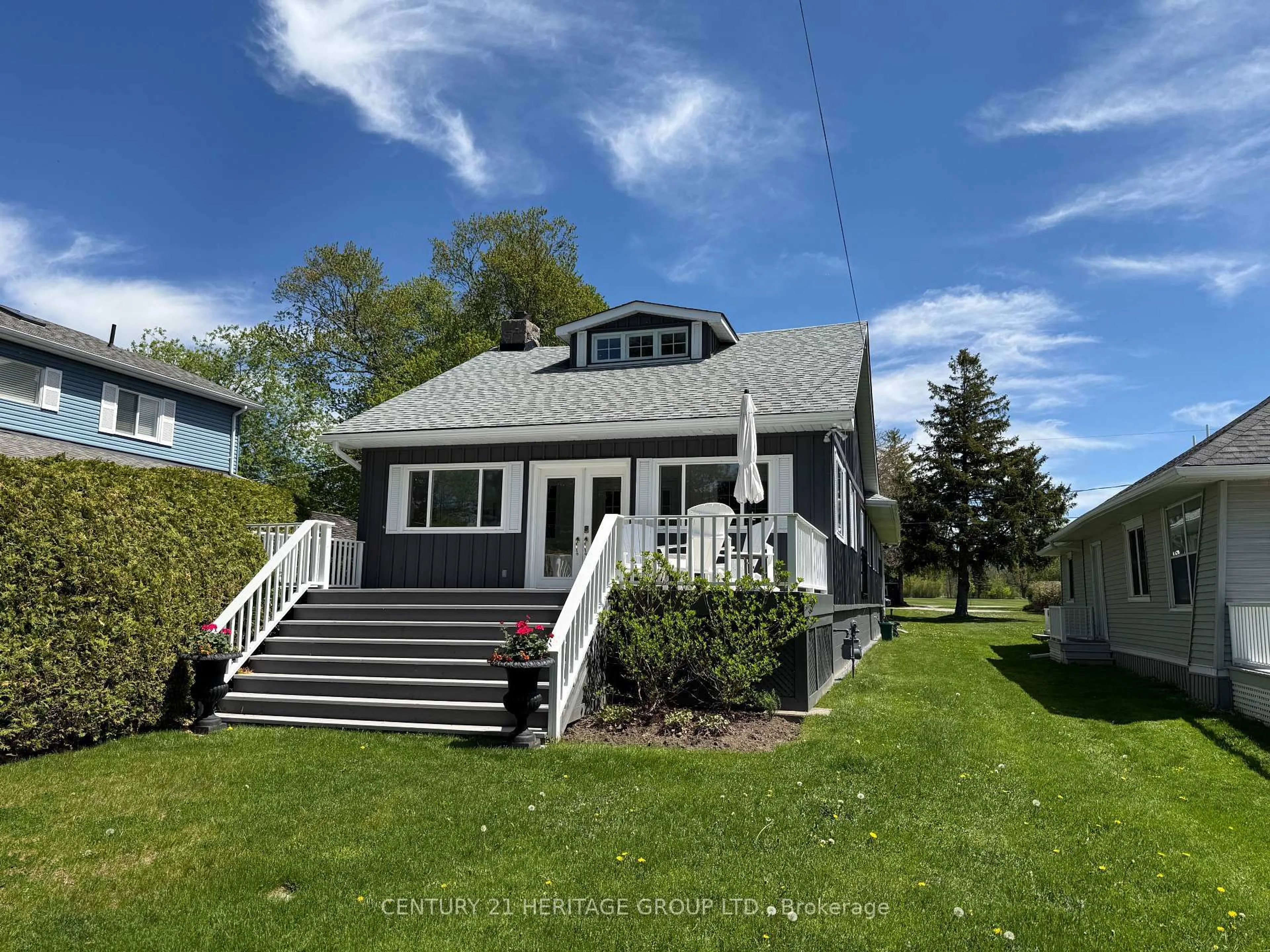 Home with vinyl exterior material, street for 915 Lake Dr, Georgina Ontario L4P 3E9