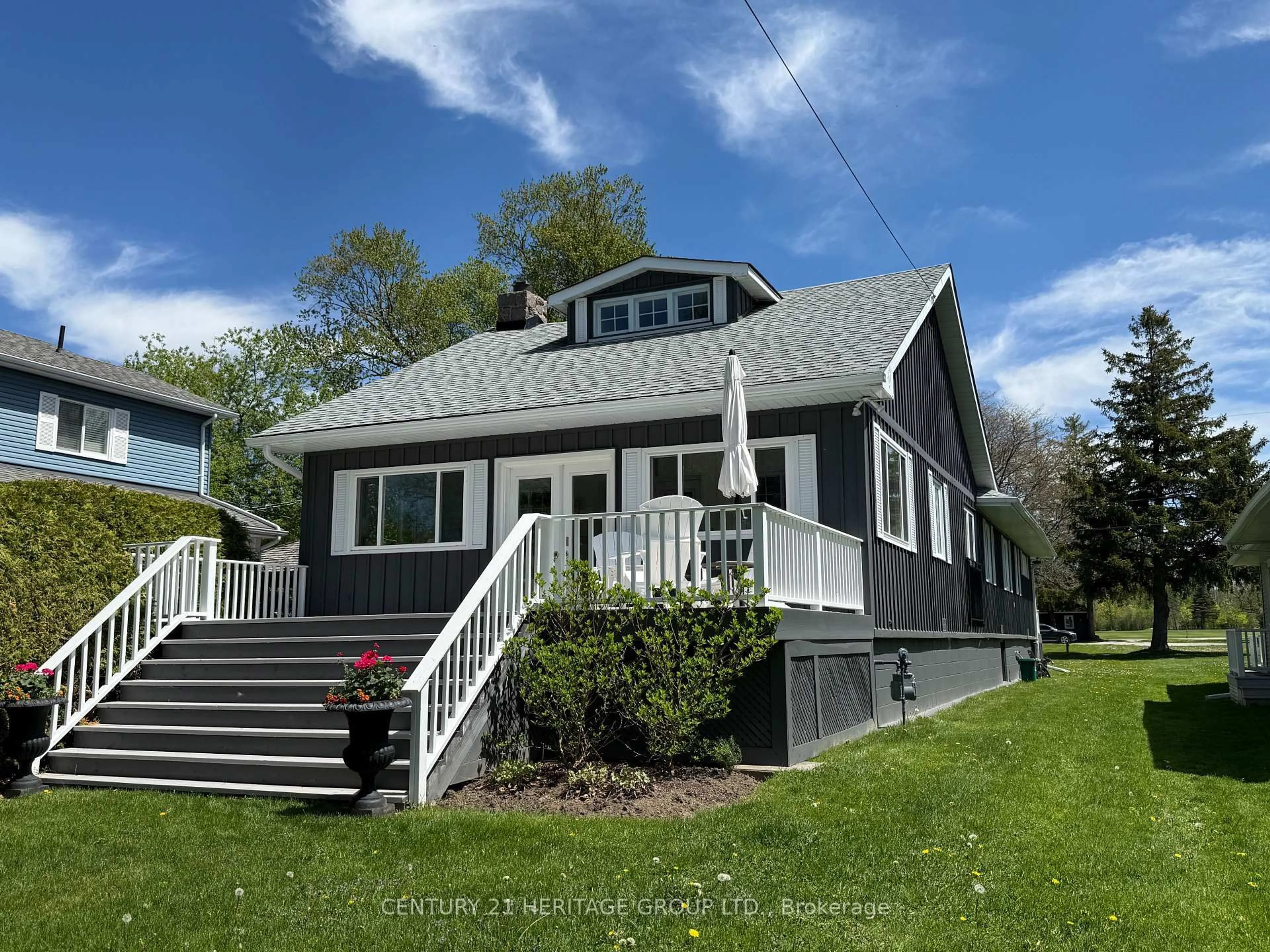 Home with vinyl exterior material, street for 915 Lake Dr, Georgina Ontario L4P 3E9