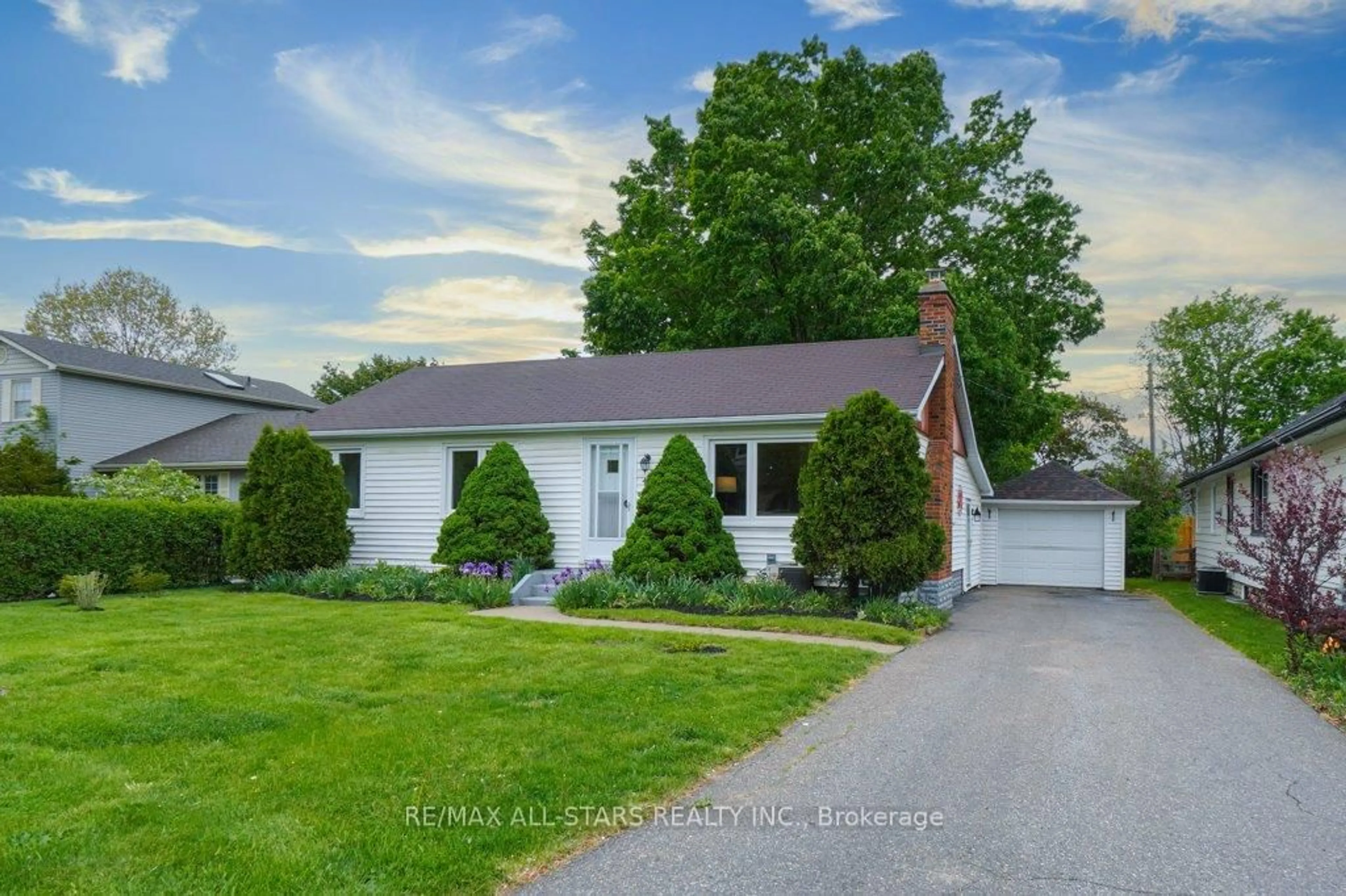 A pic from outside/outdoor area/front of a property/back of a property/a pic from drone, street for 45 Reach St, Uxbridge Ontario L9P 1K8