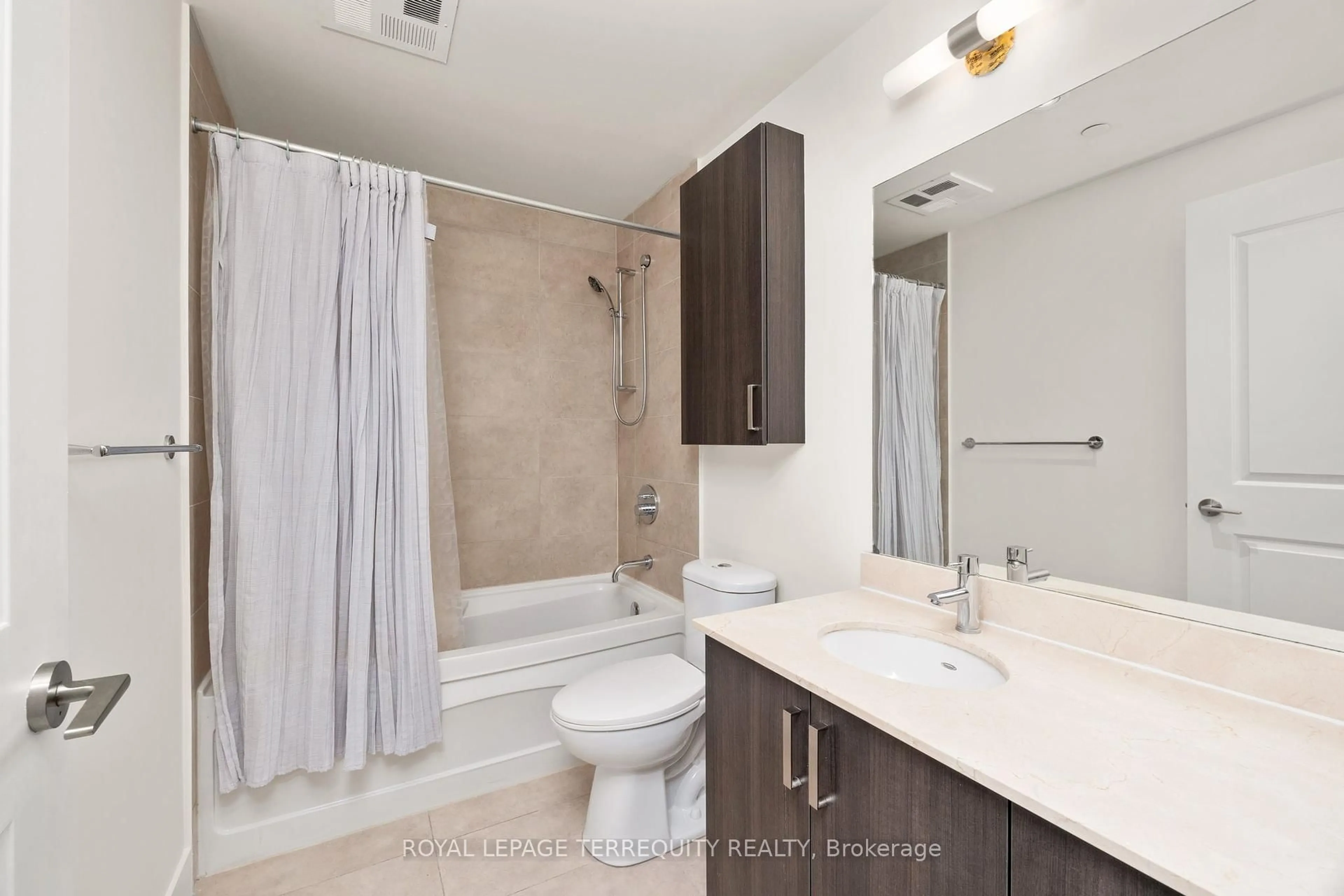 Standard bathroom, ceramic/tile floor for 7608 Yonge St #614, Vaughan Ontario L4J 0J5