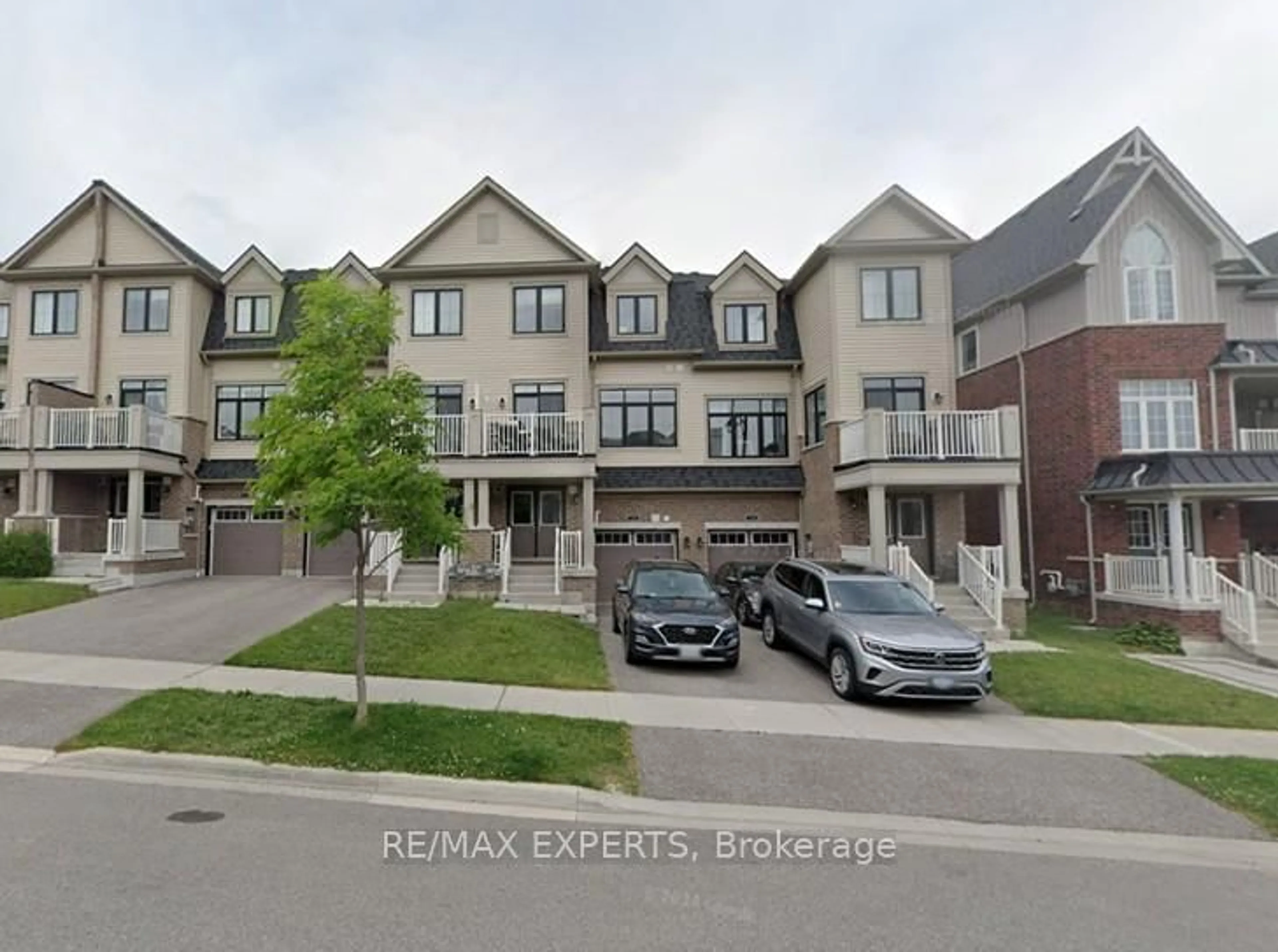 A pic from outside/outdoor area/front of a property/back of a property/a pic from drone, street for 136 Alvin Pegg Dr, East Gwillimbury Ontario L9N 0R7