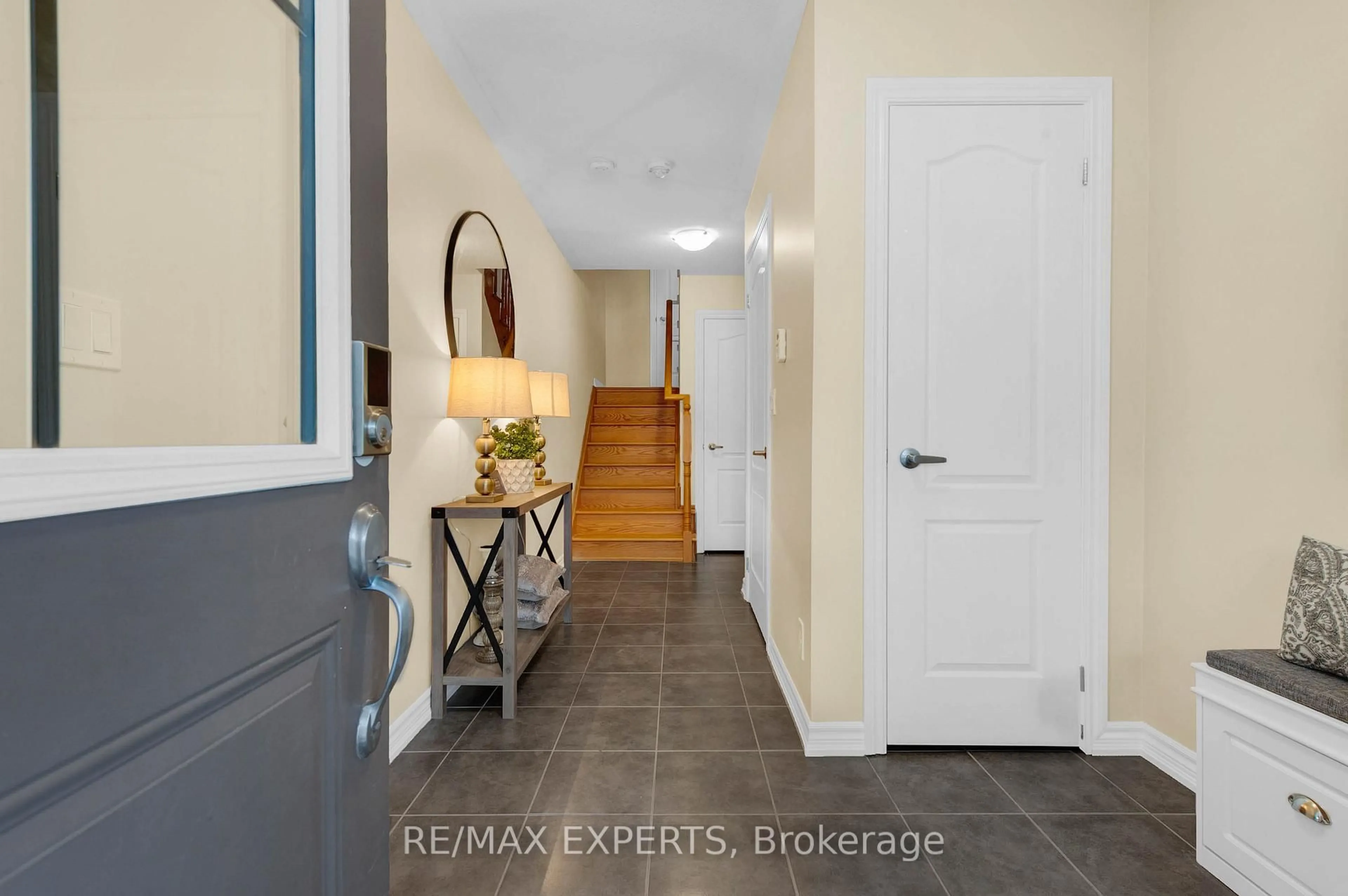 Indoor entryway for 136 Alvin Pegg Dr, East Gwillimbury Ontario L9N 0R7