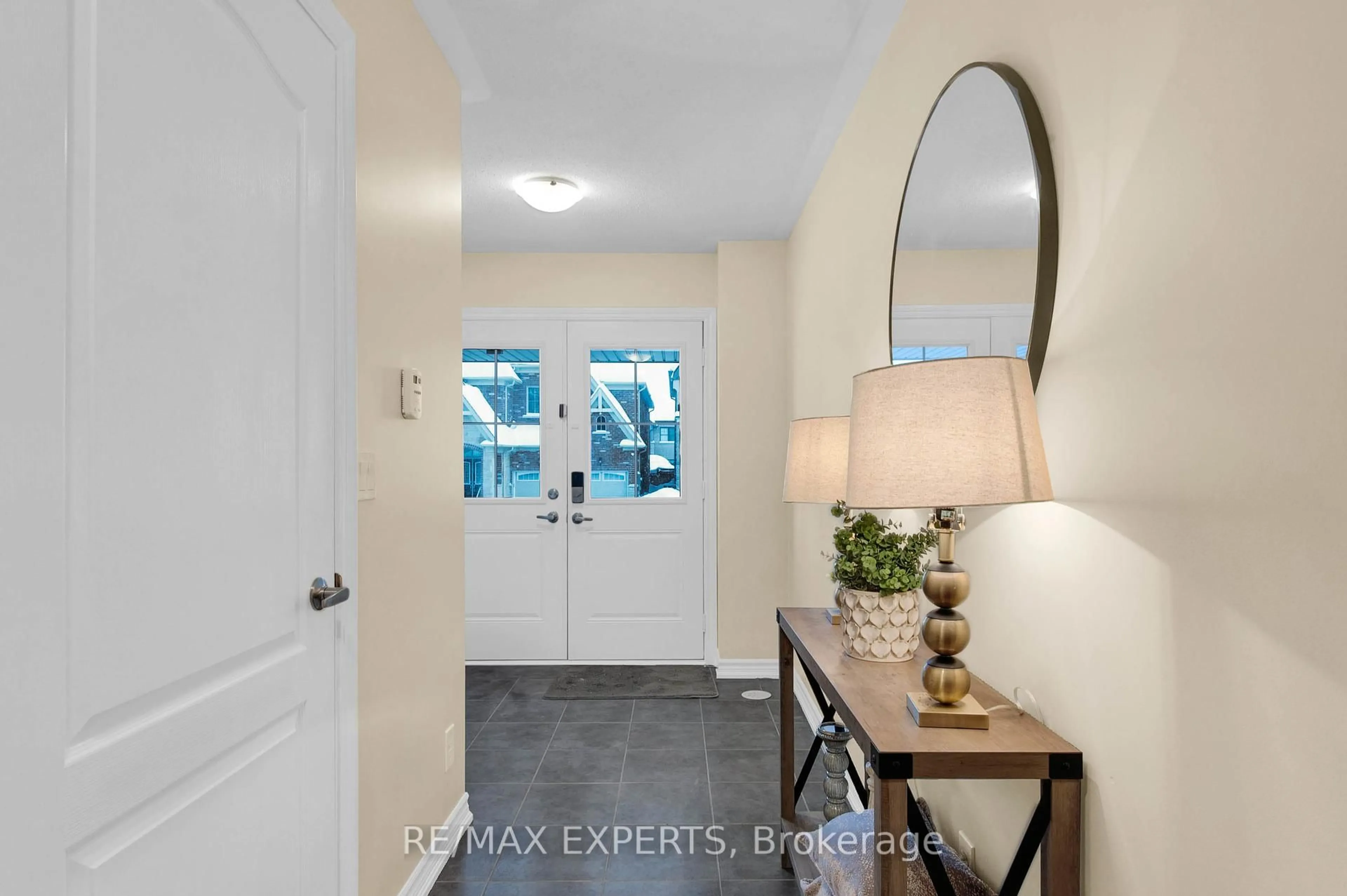 Indoor entryway for 136 Alvin Pegg Dr, East Gwillimbury Ontario L9N 0R7