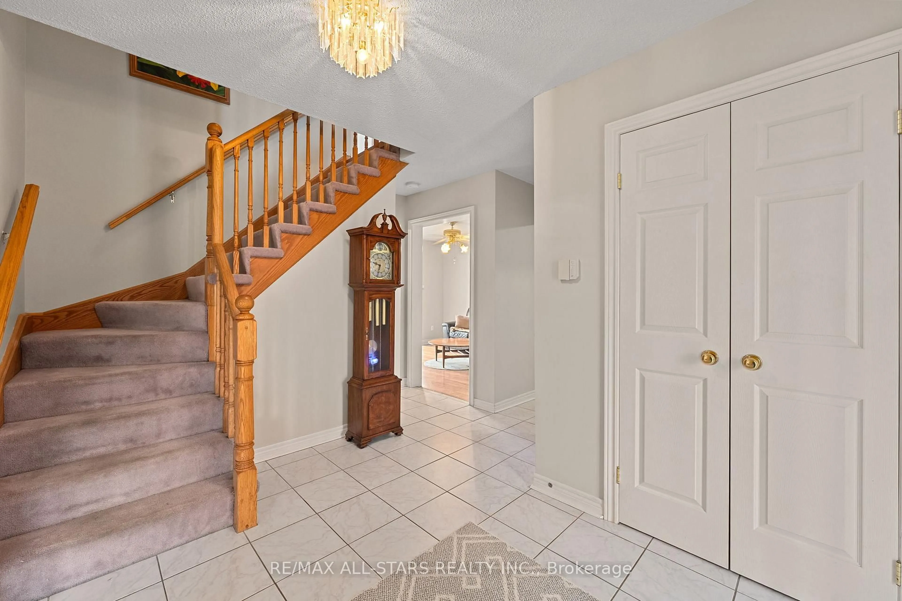 Indoor foyer for 16 Iveagh Dr, Georgina Ontario L4P 3X1