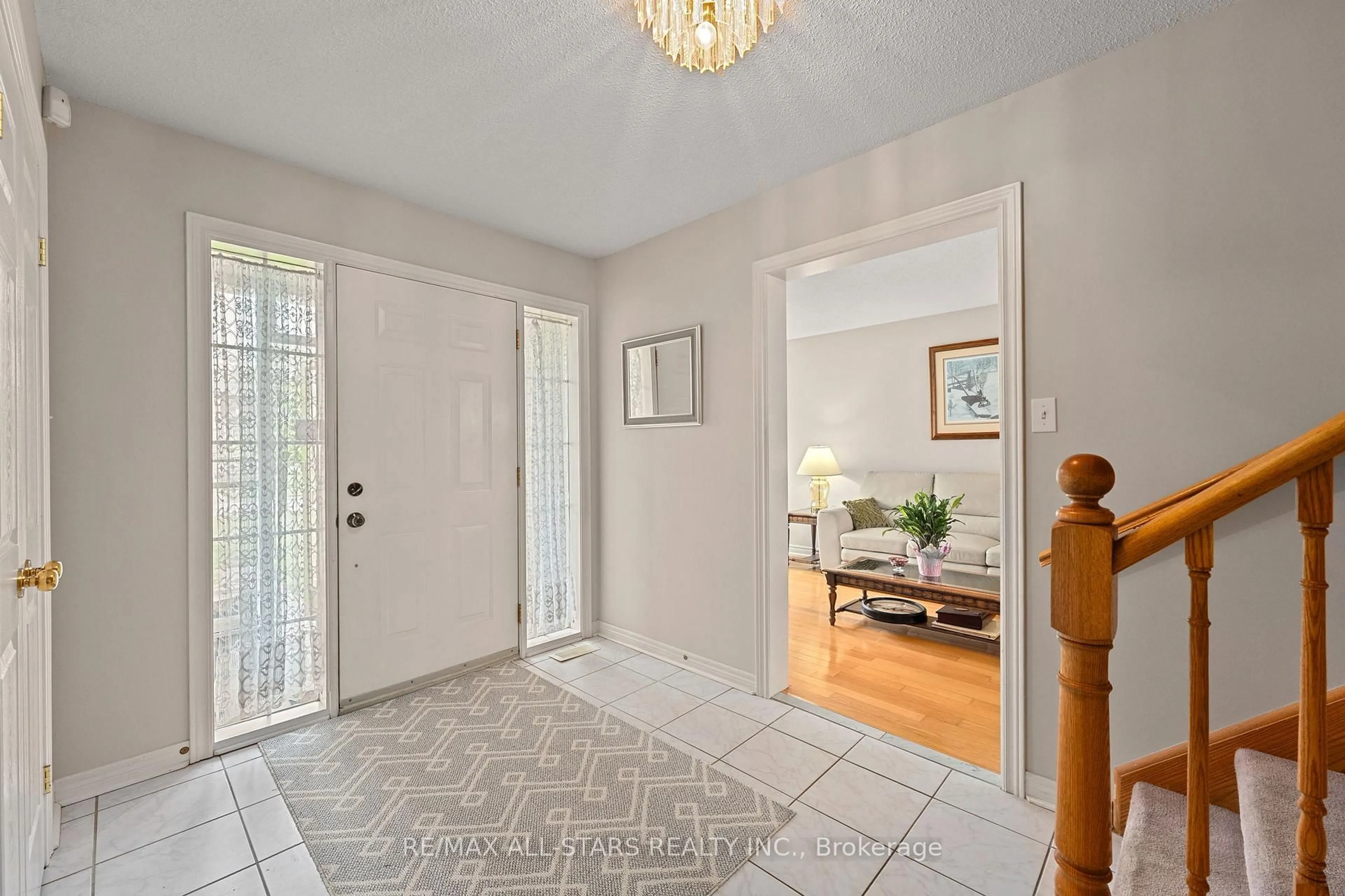 Indoor entryway for 16 Iveagh Dr, Georgina Ontario L4P 3X1