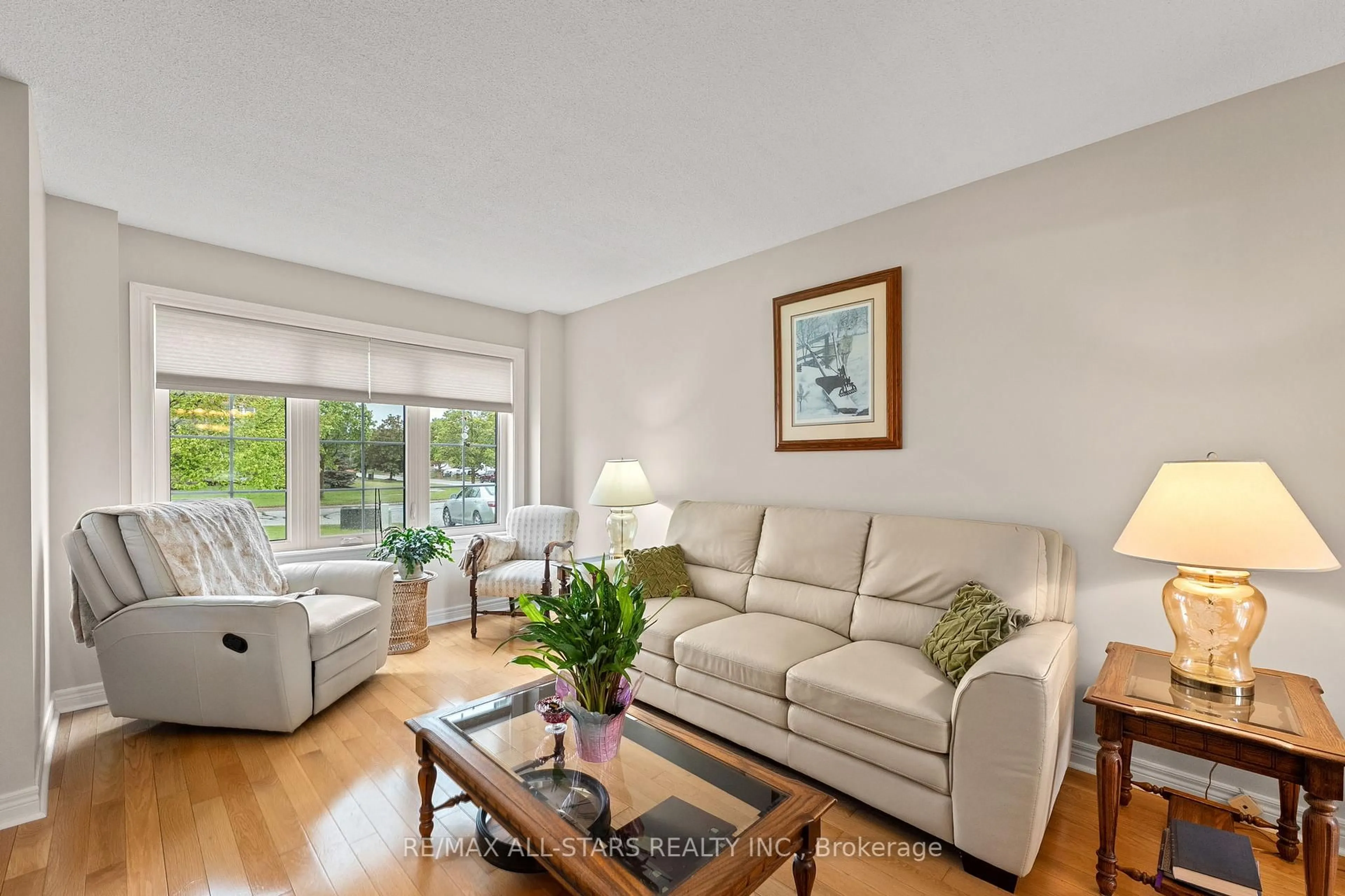 Living room with furniture, unknown for 16 Iveagh Dr, Georgina Ontario L4P 3X1