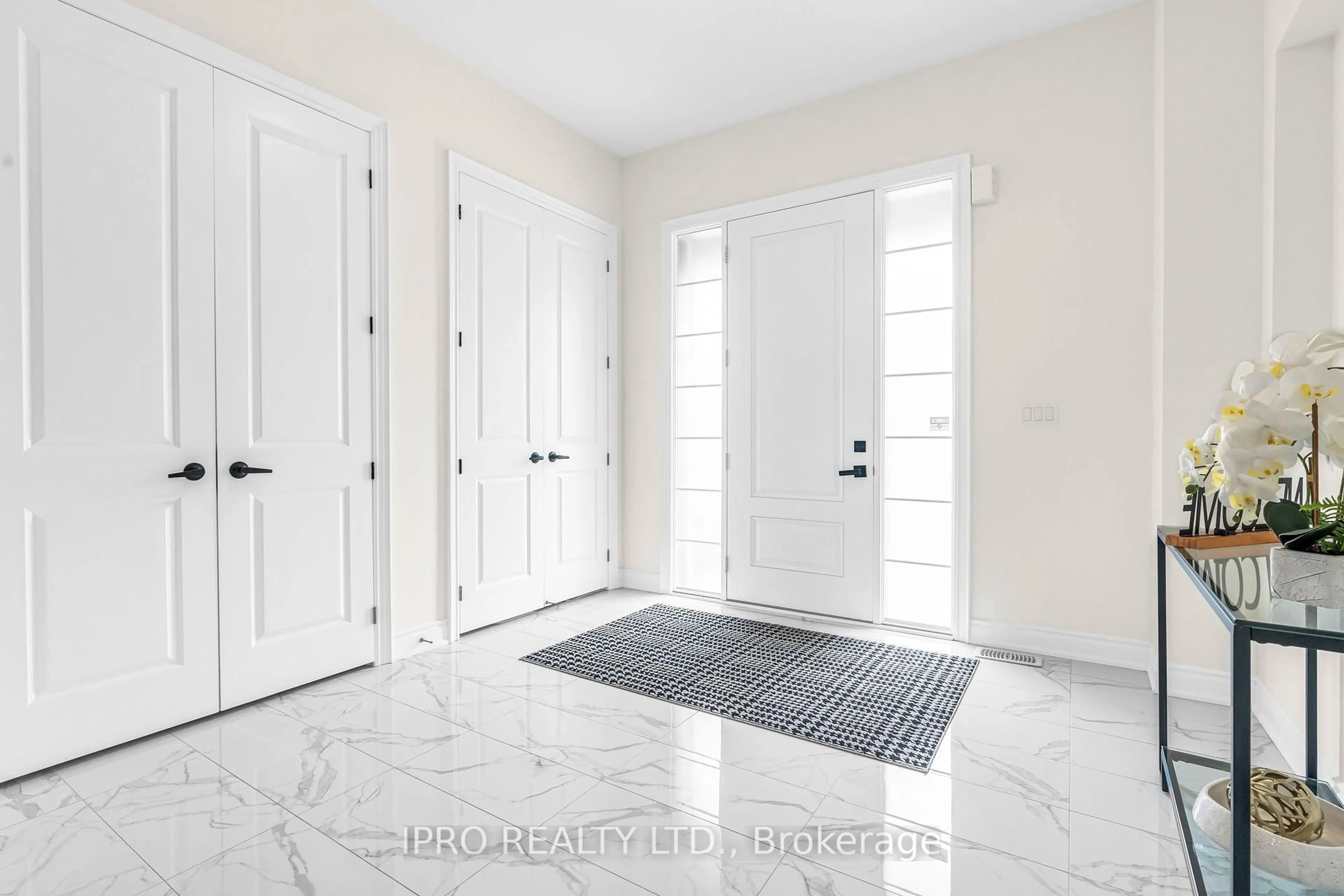 Indoor entryway for 1341 Blackmore St, Innisfil Ontario L9S 0P2