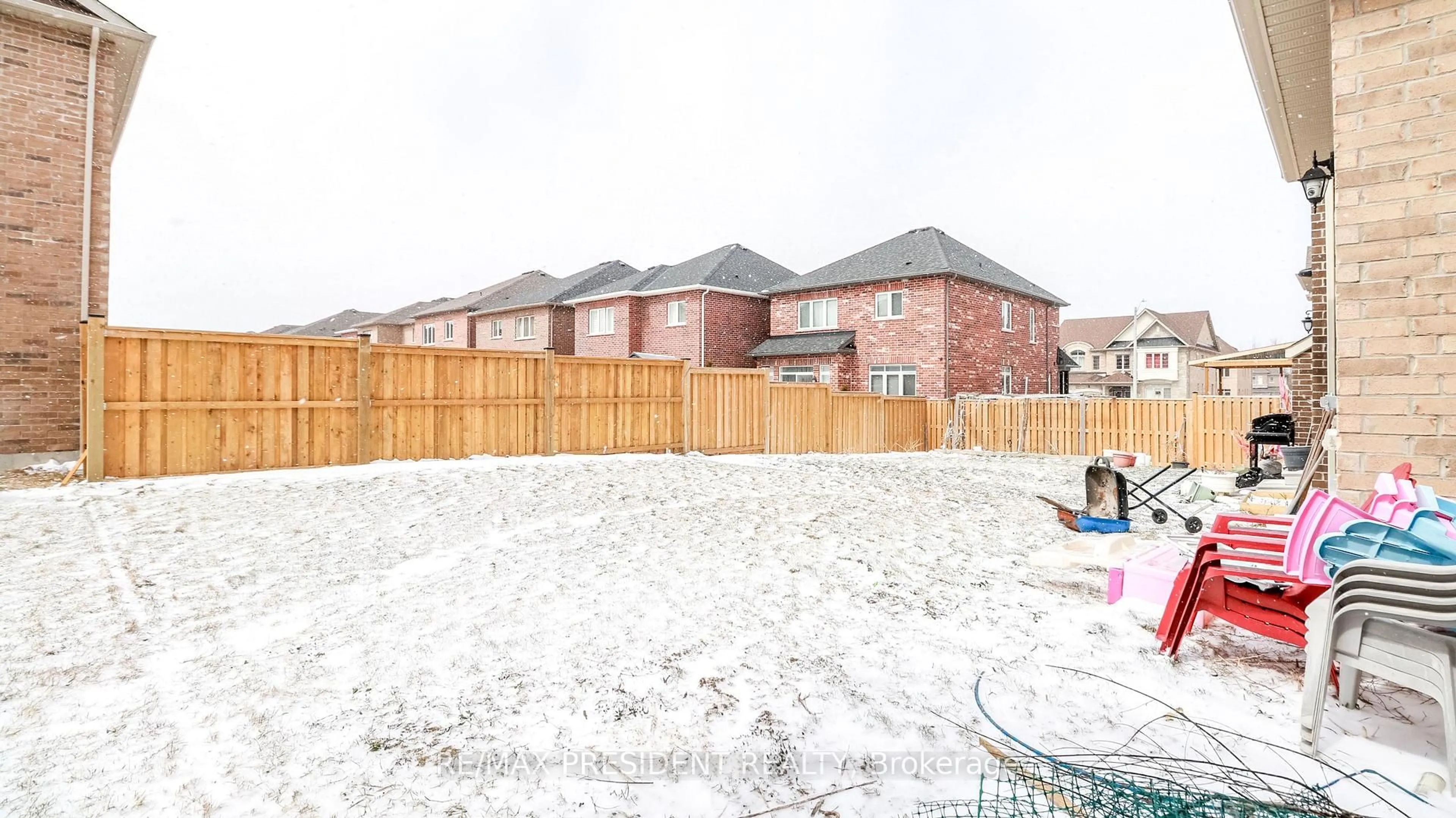 A pic from outside/outdoor area/front of a property/back of a property/a pic from drone, unknown for 2214 Lozenby St, Innisfil Ontario L9S 0M9