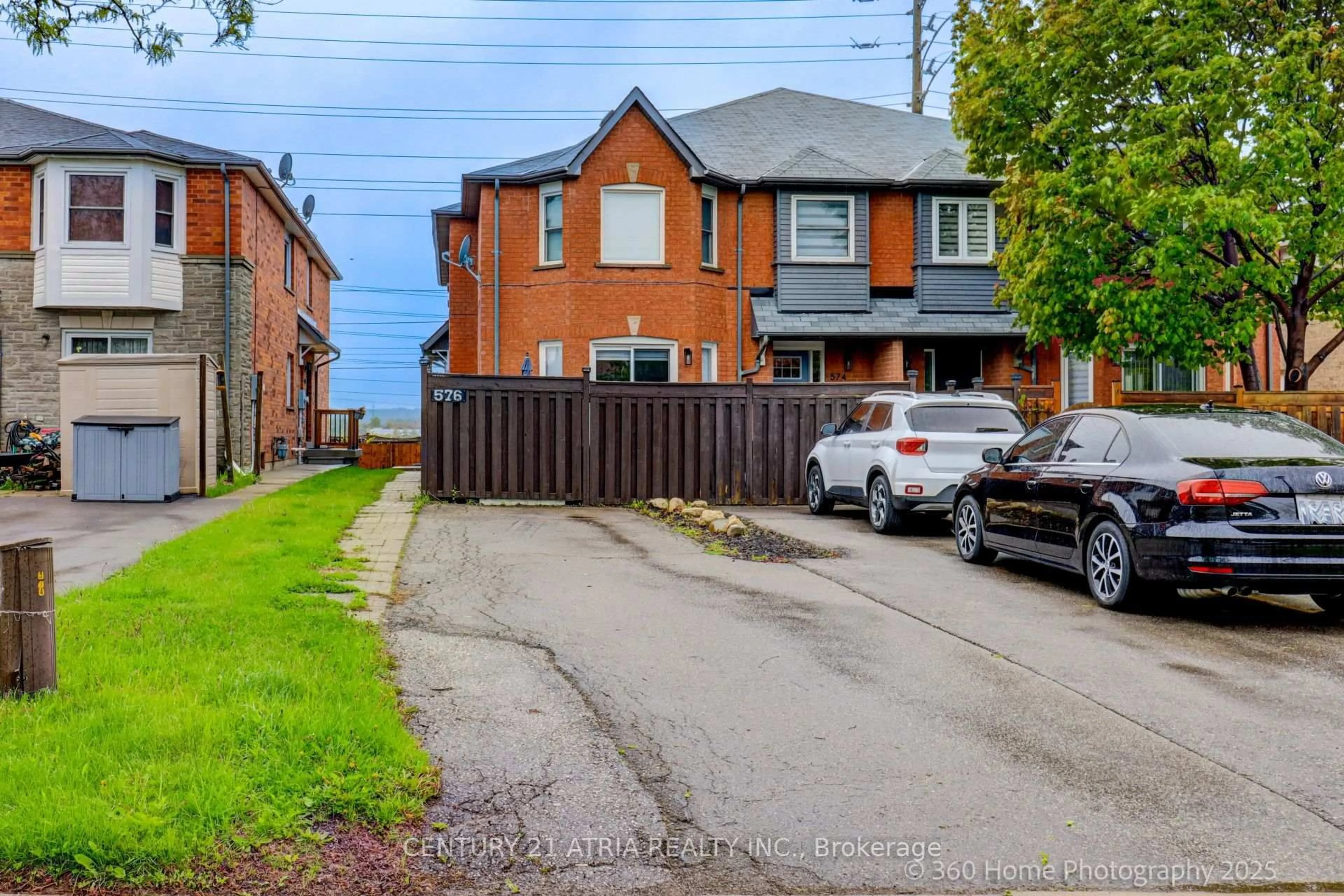 A pic from outside/outdoor area/front of a property/back of a property/a pic from drone, street for 576 Pinder Ave, Newmarket Ontario L3X 2A3
