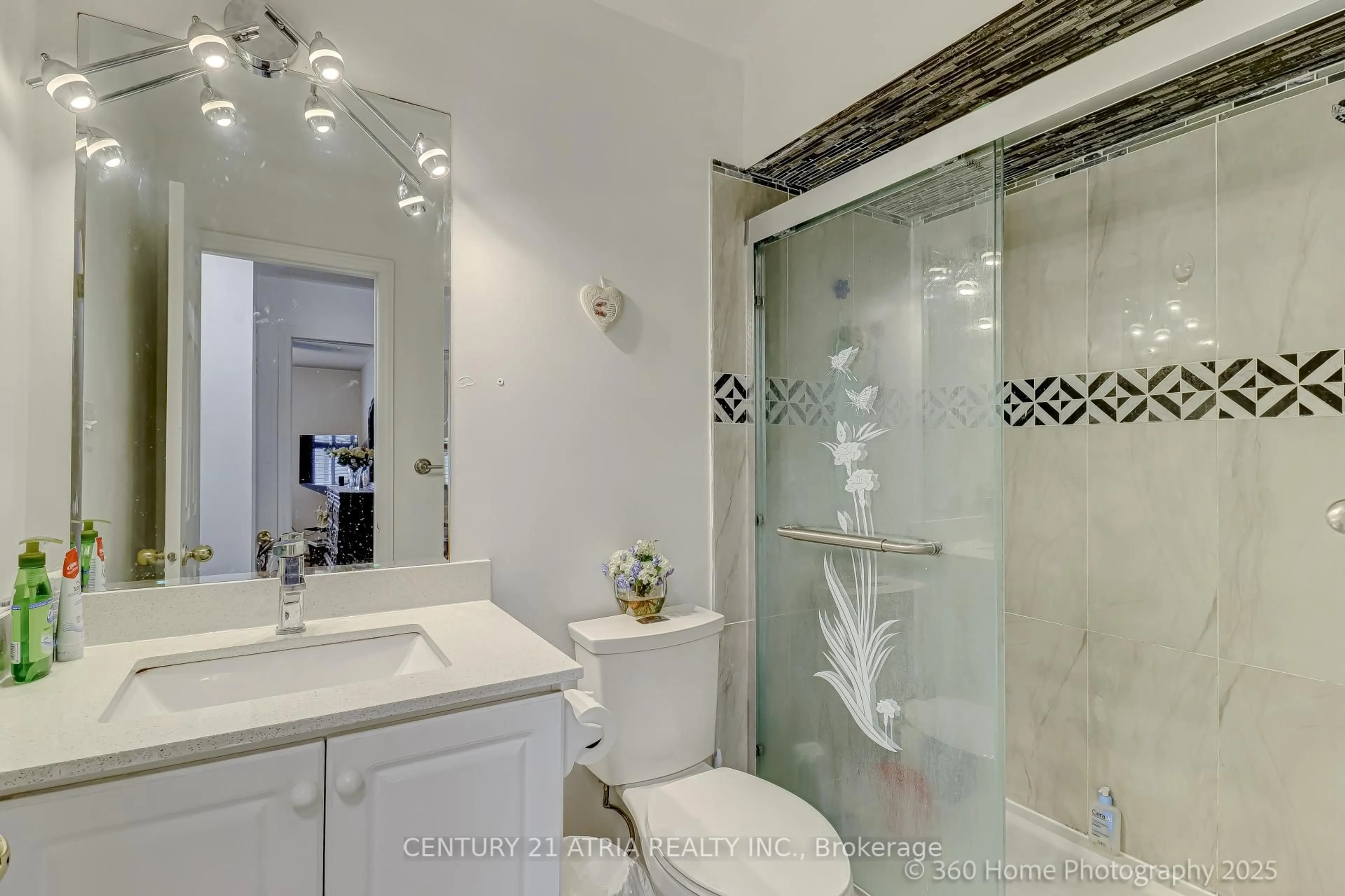 Standard bathroom, ceramic/tile floor for 576 Pinder Ave, Newmarket Ontario L3X 2A3