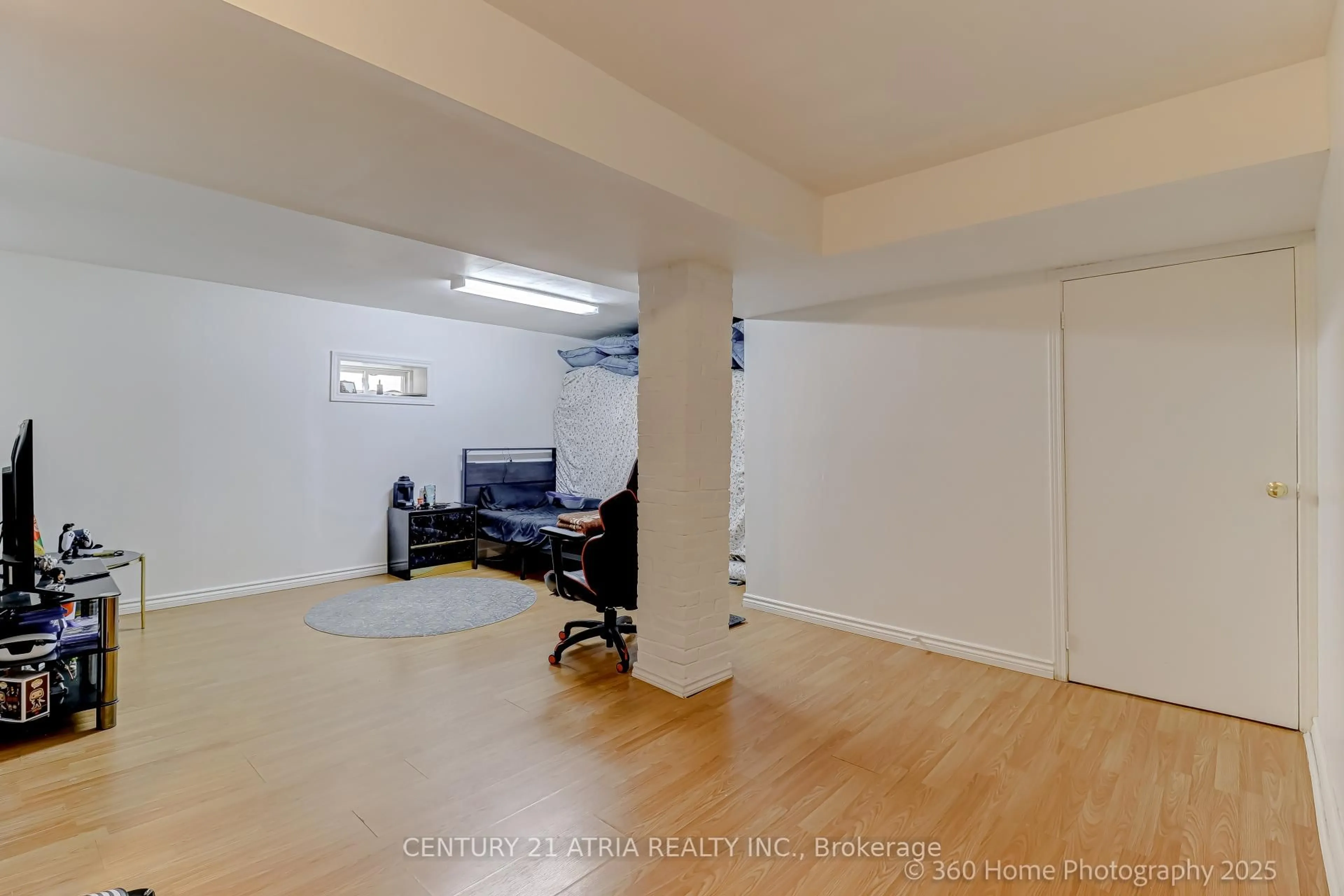 A pic of a room for 576 Pinder Ave, Newmarket Ontario L3X 2A3