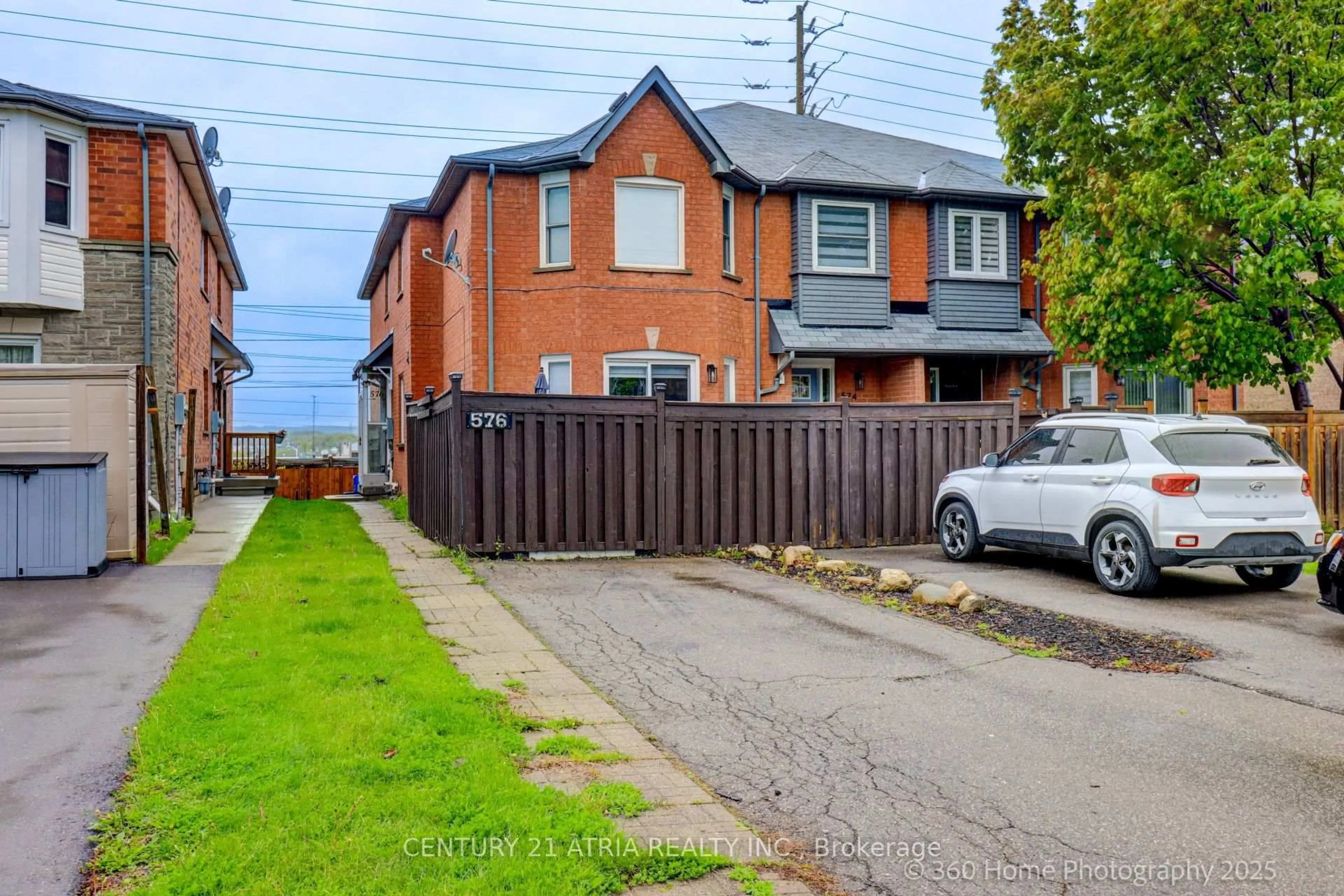 A pic from outside/outdoor area/front of a property/back of a property/a pic from drone, street for 576 Pinder Ave, Newmarket Ontario L3X 2A3