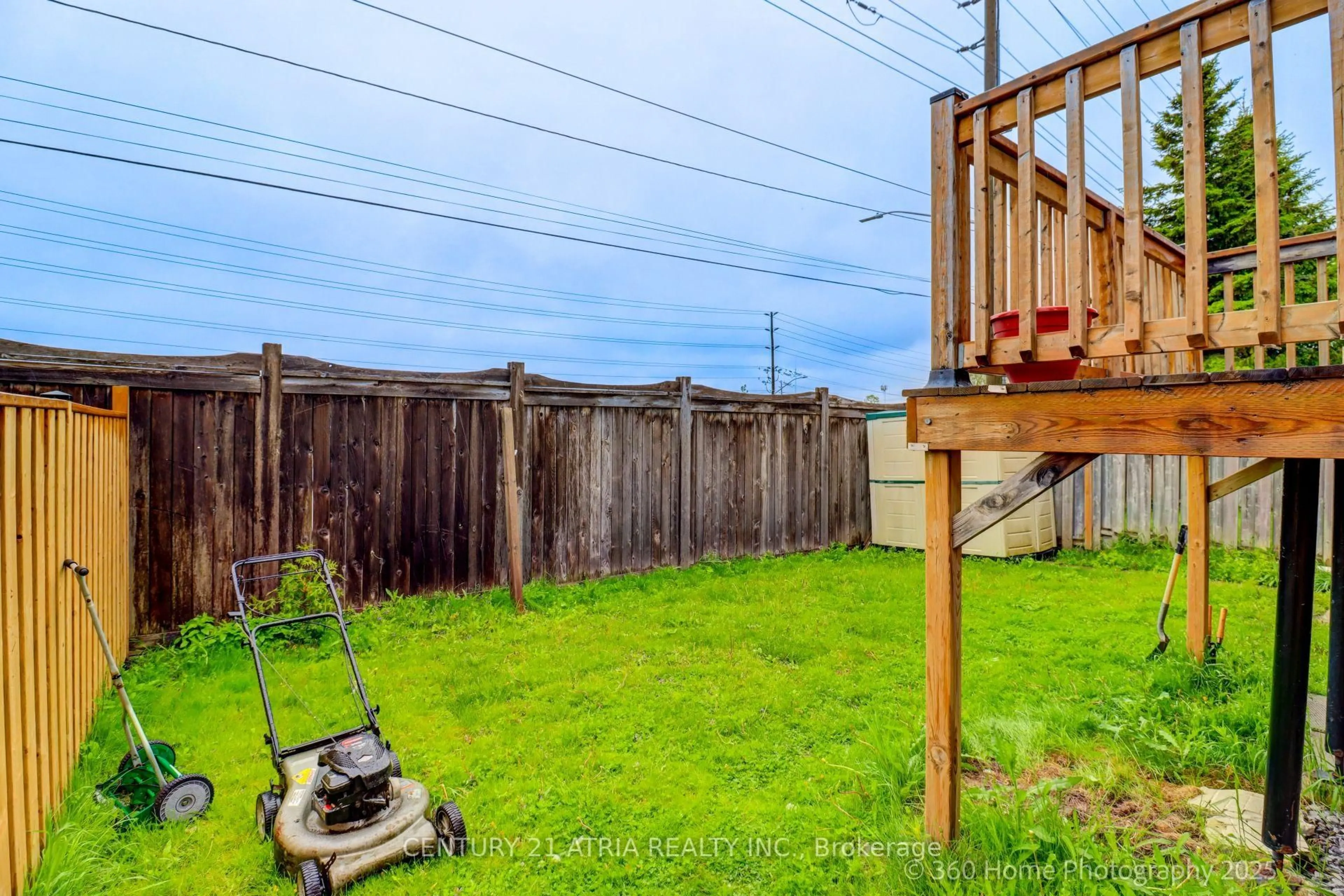 Patio, street for 576 Pinder Ave, Newmarket Ontario L3X 2A3
