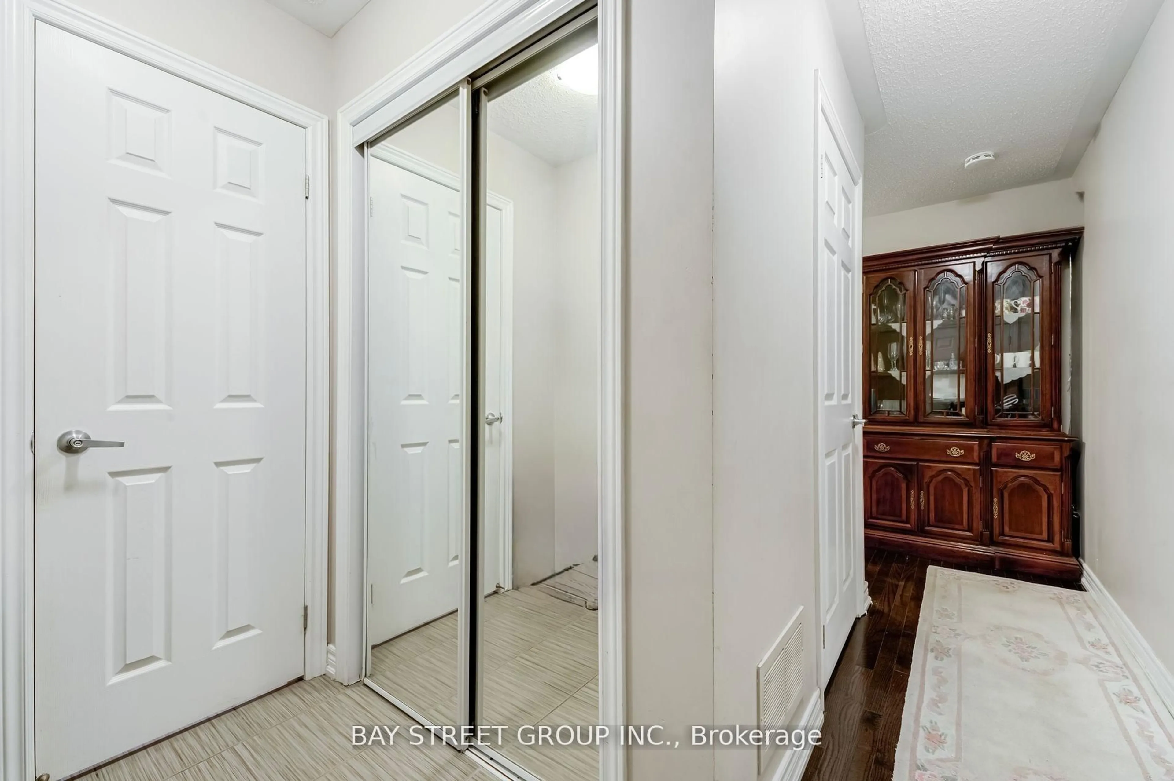 Indoor entryway for 9958 Mccowan Rd, Markham Ontario L3P 3J3