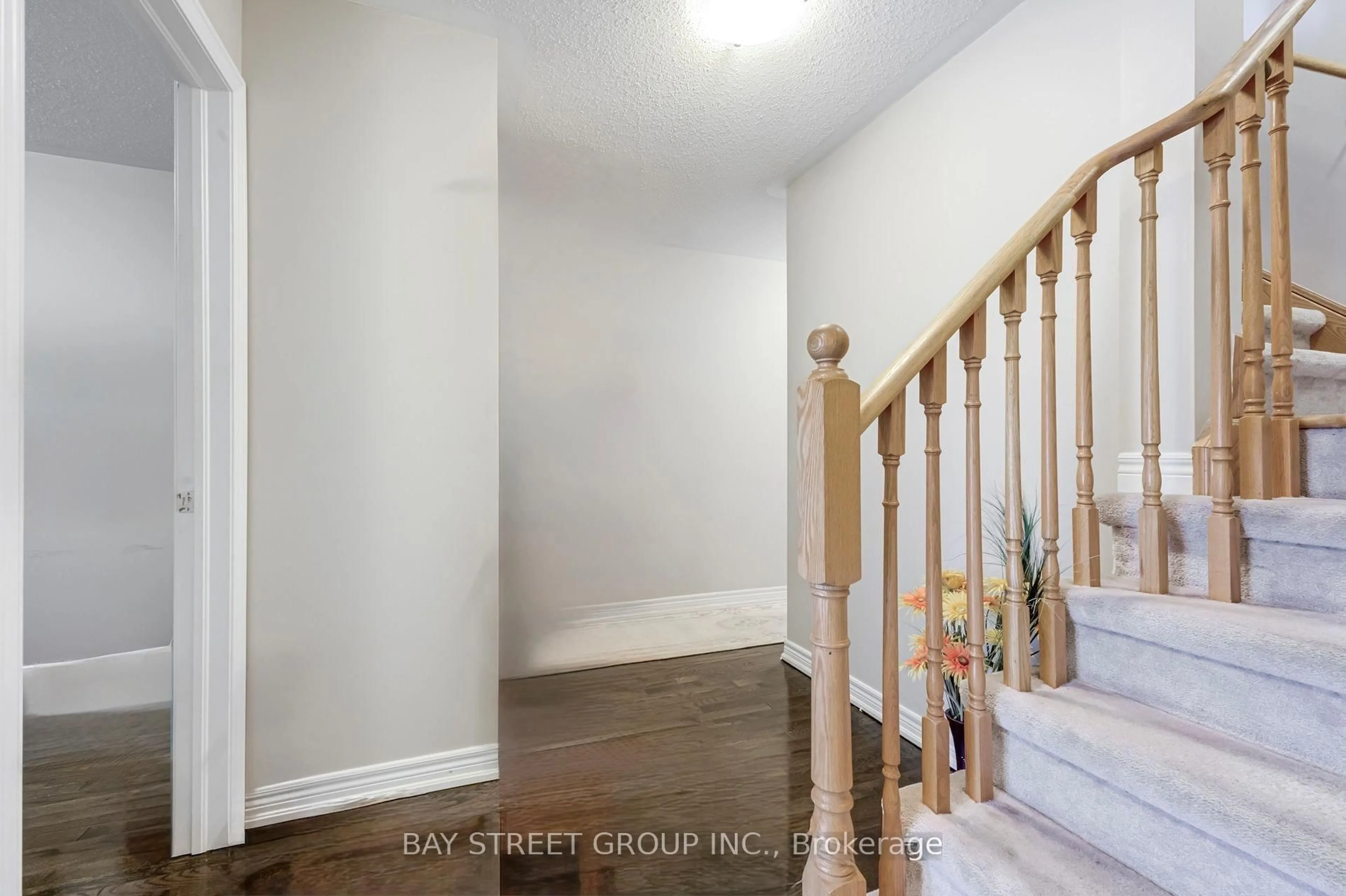 Indoor entryway for 9958 Mccowan Rd, Markham Ontario L3P 3J3
