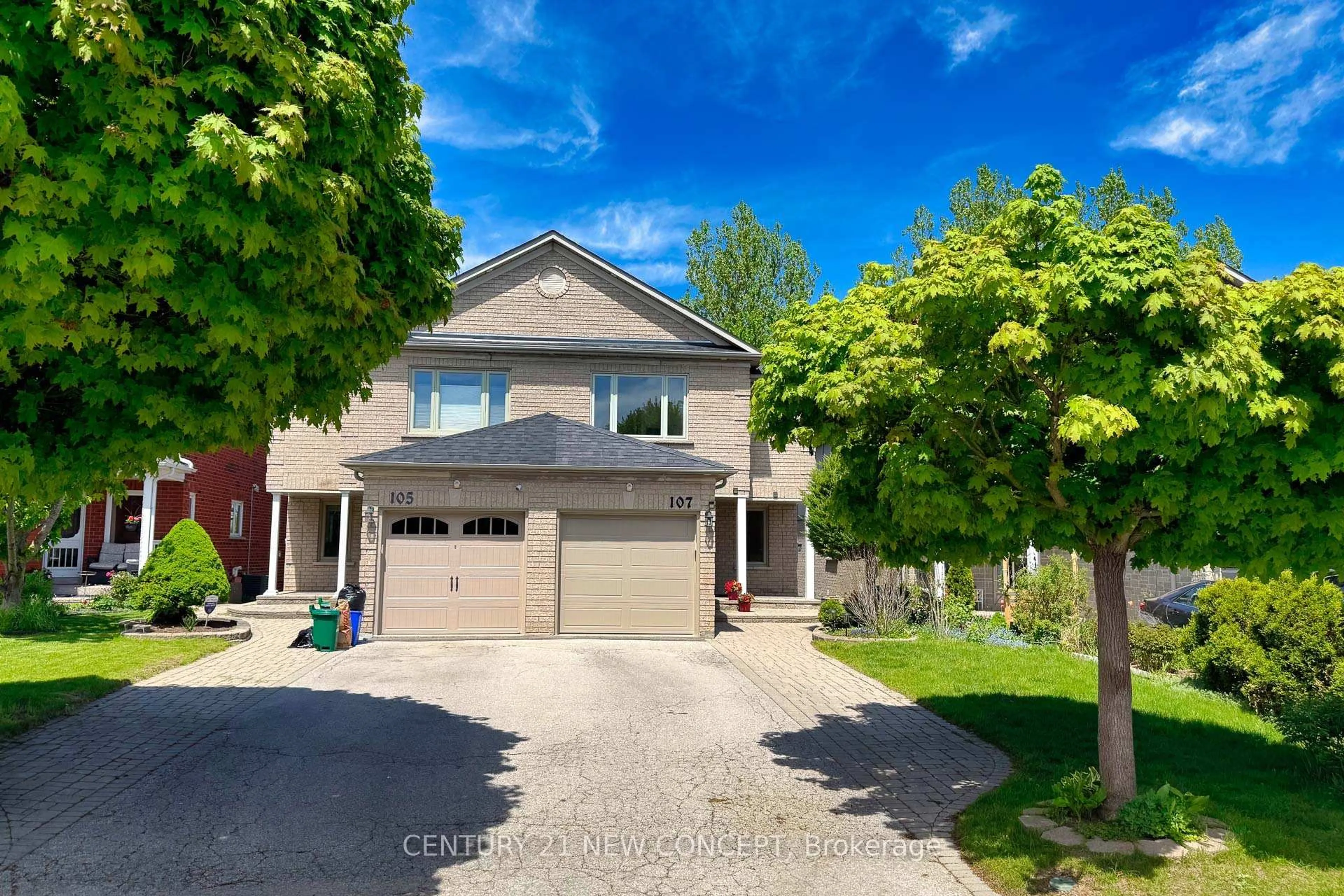 A pic from outside/outdoor area/front of a property/back of a property/a pic from drone, street for 107 Primeau Dr, Aurora Ontario L4G 6Z6