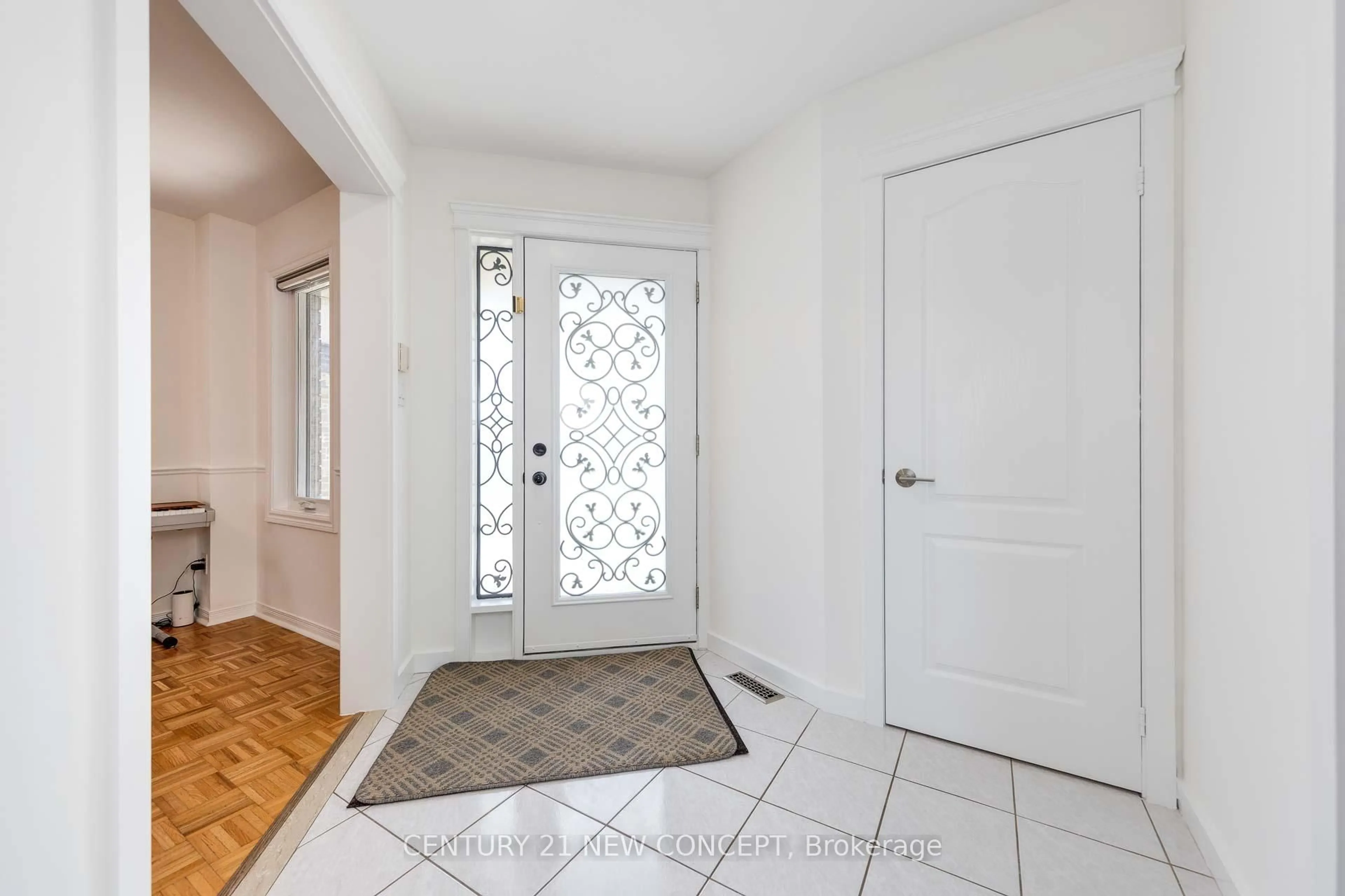 Indoor entryway for 107 Primeau Dr, Aurora Ontario L4G 6Z6