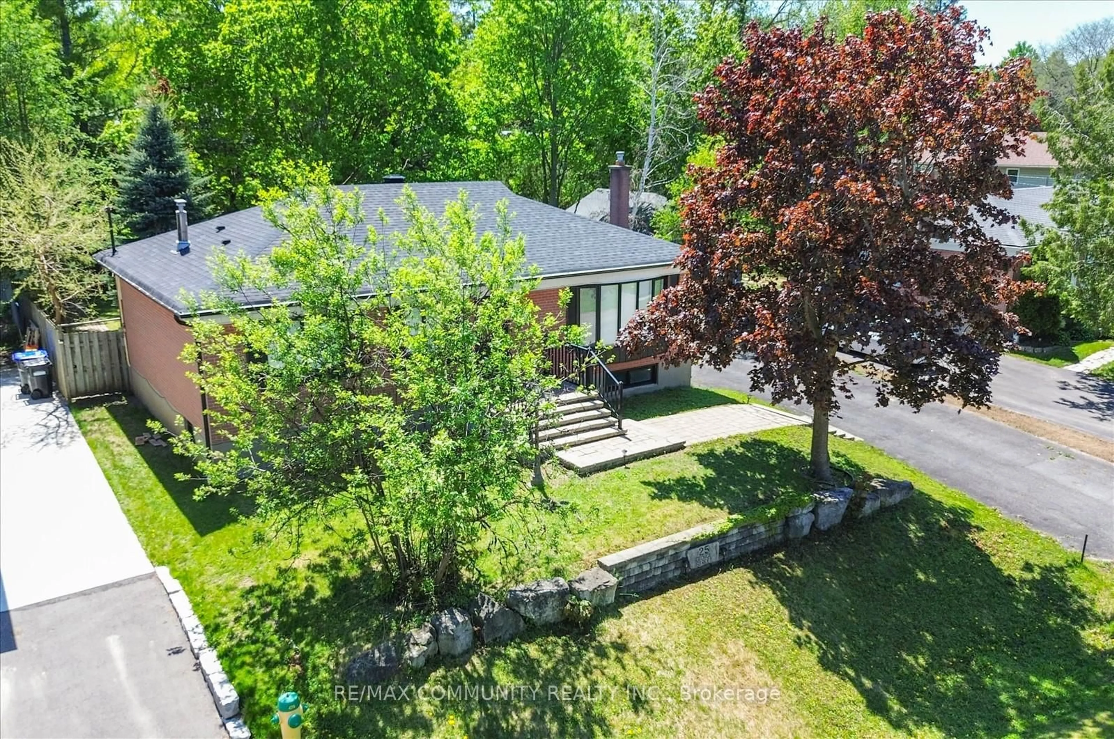 A pic from outside/outdoor area/front of a property/back of a property/a pic from drone, street for 25 George St, New Tecumseth Ontario L9R 1M7