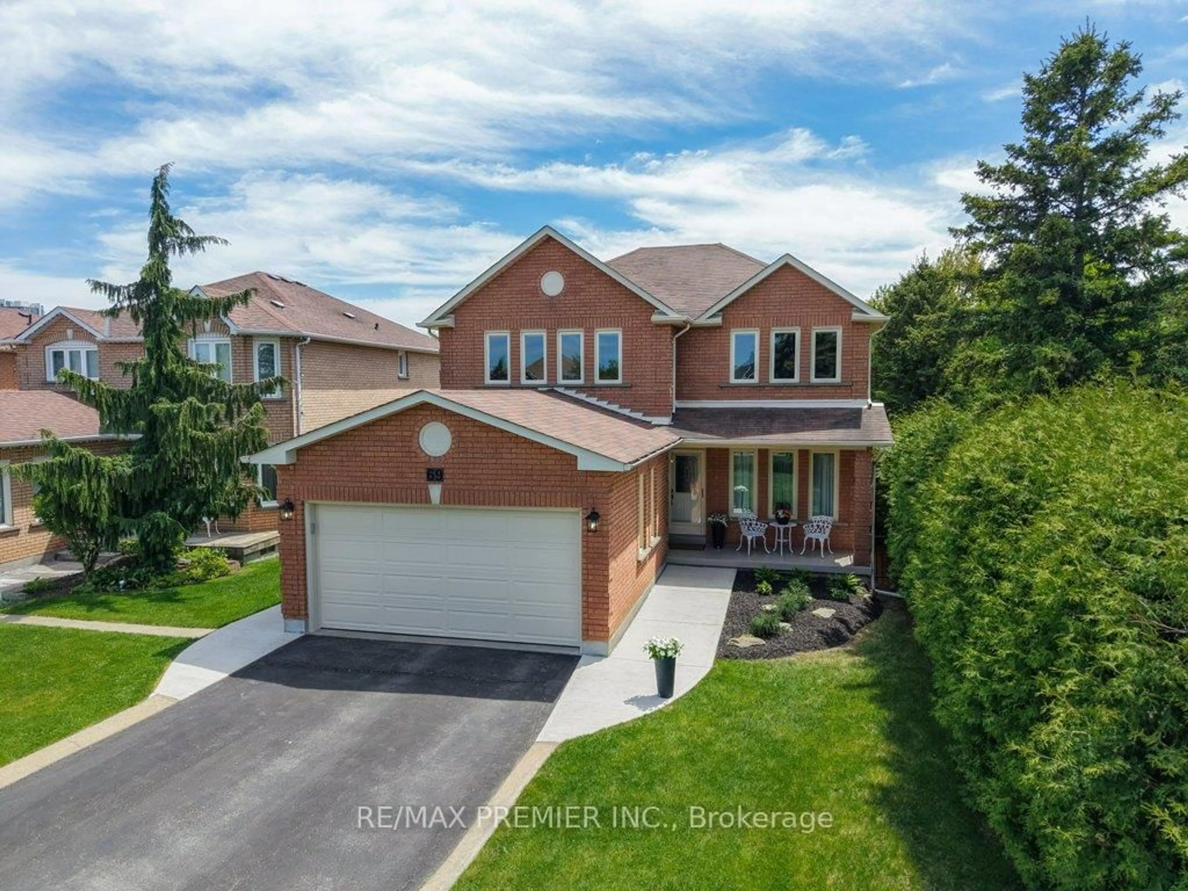 A pic from outside/outdoor area/front of a property/back of a property/a pic from drone, street for 69 Zucchet Crt, Vaughan Ontario L4L 8T7