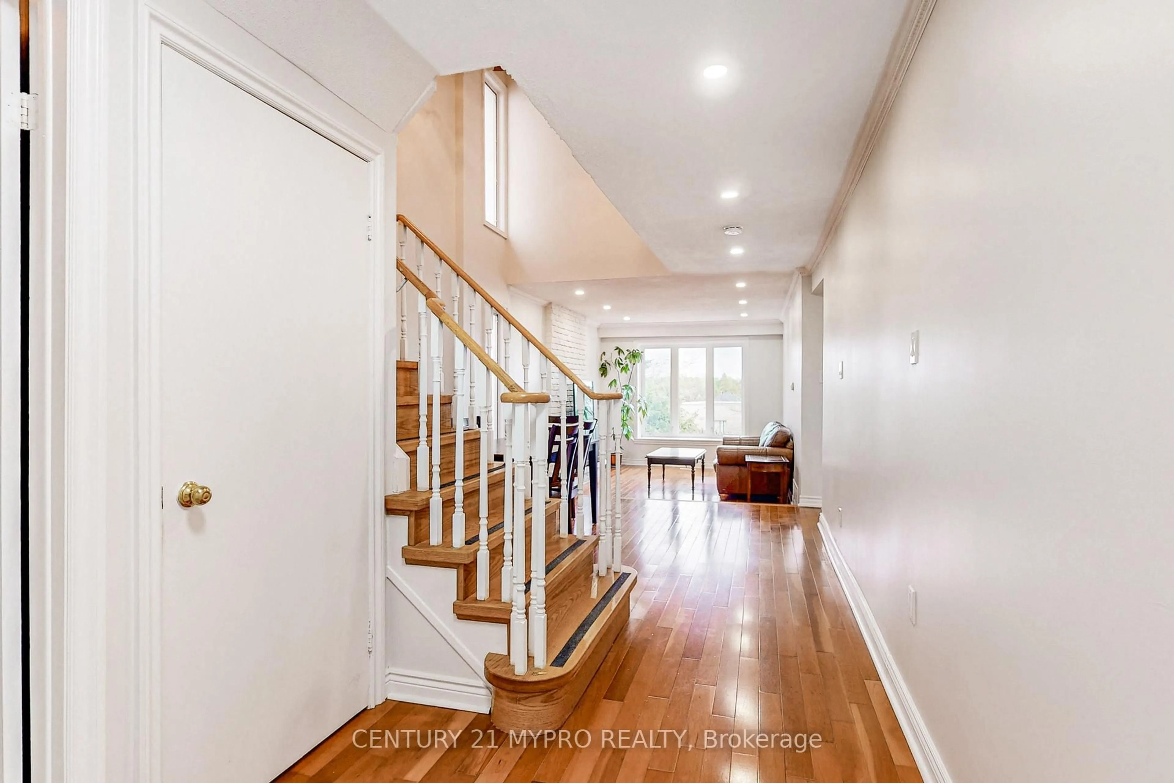 Indoor foyer for 52 Foxglove Crt, Markham Ontario L3R 3Y3