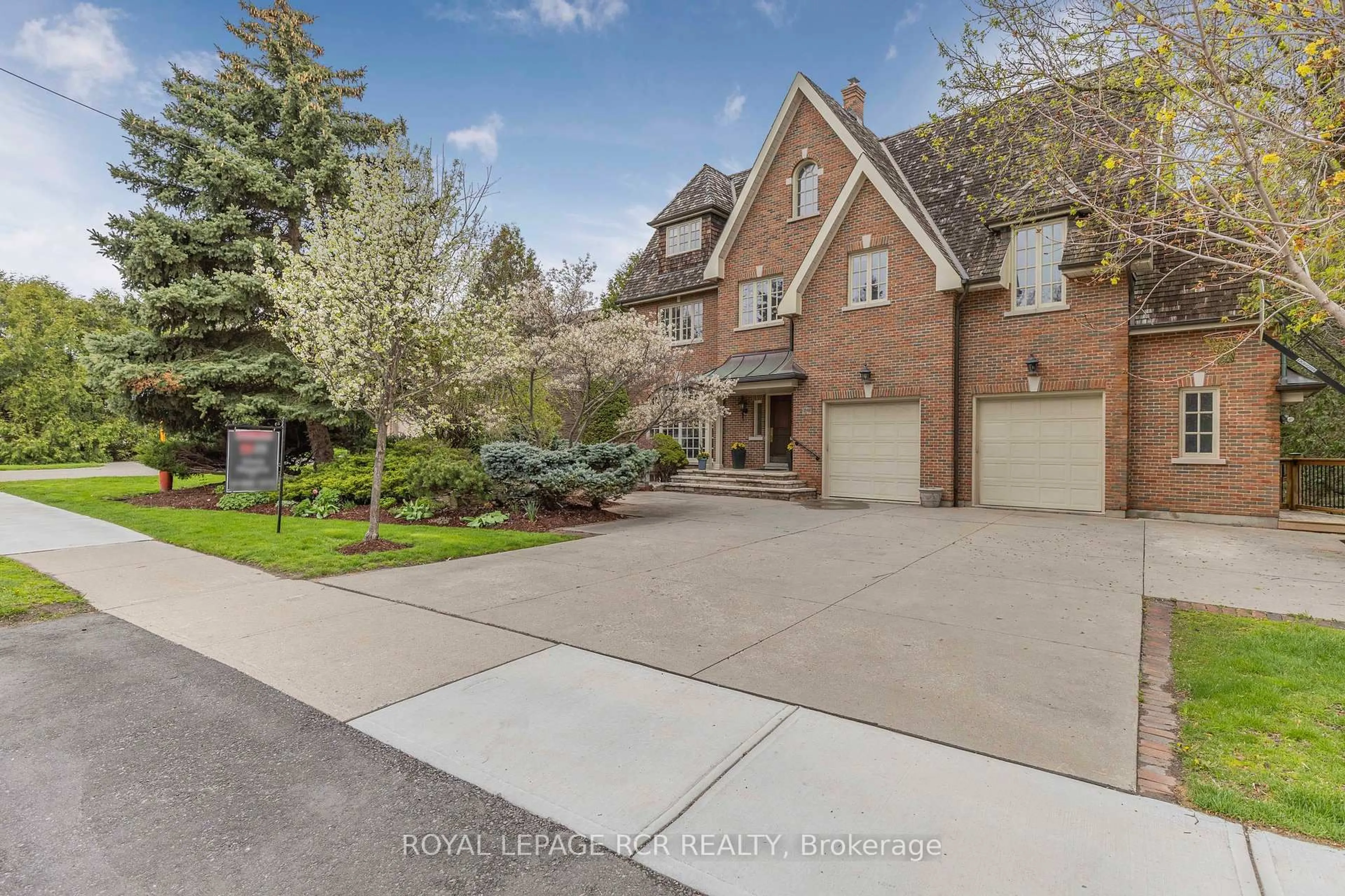 A pic from outside/outdoor area/front of a property/back of a property/a pic from drone, street for 34 Garden Ave, Richmond Hill Ontario L4C 6L9