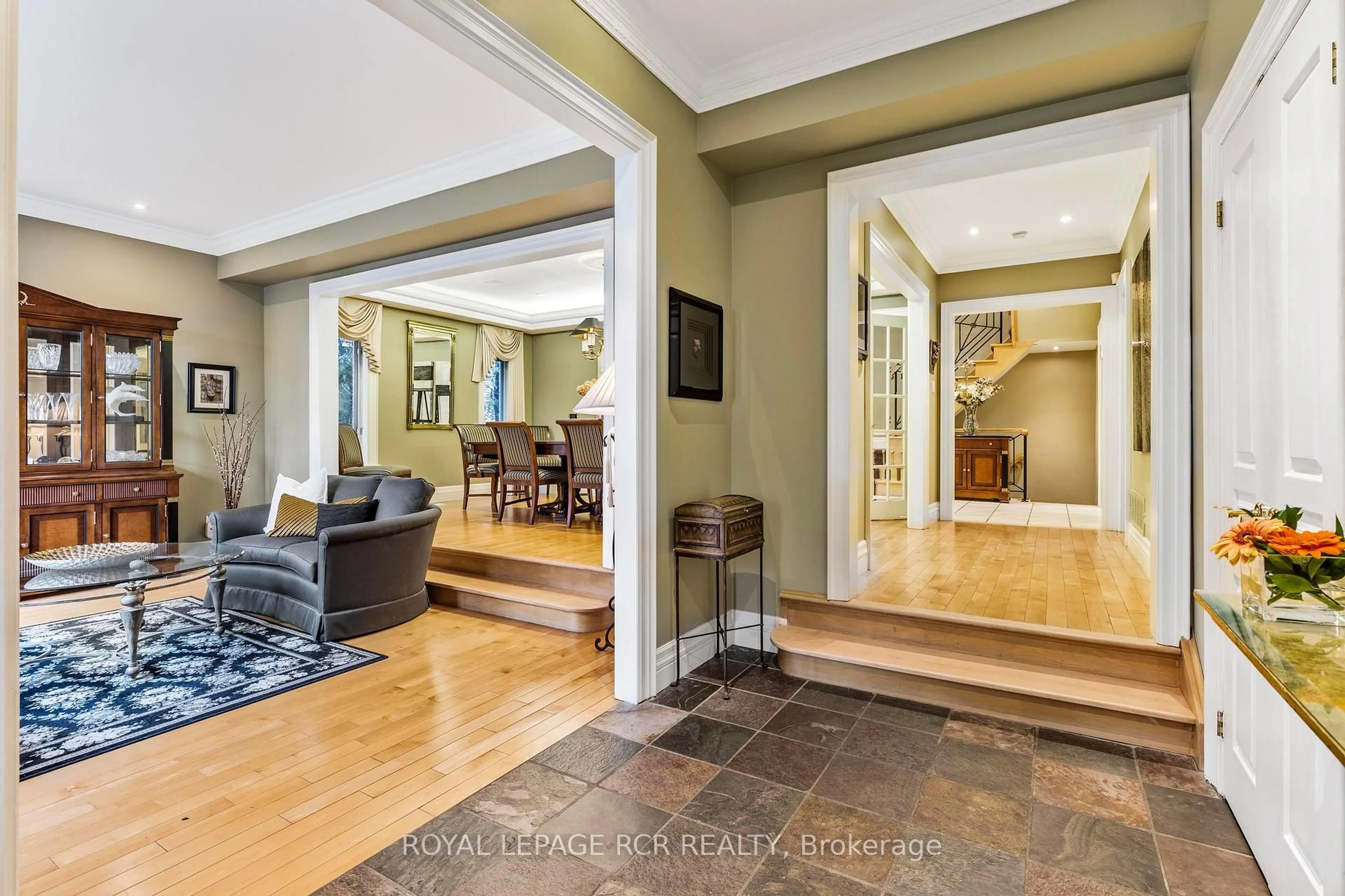 Indoor entryway for 34 Garden Ave, Richmond Hill Ontario L4C 6L9