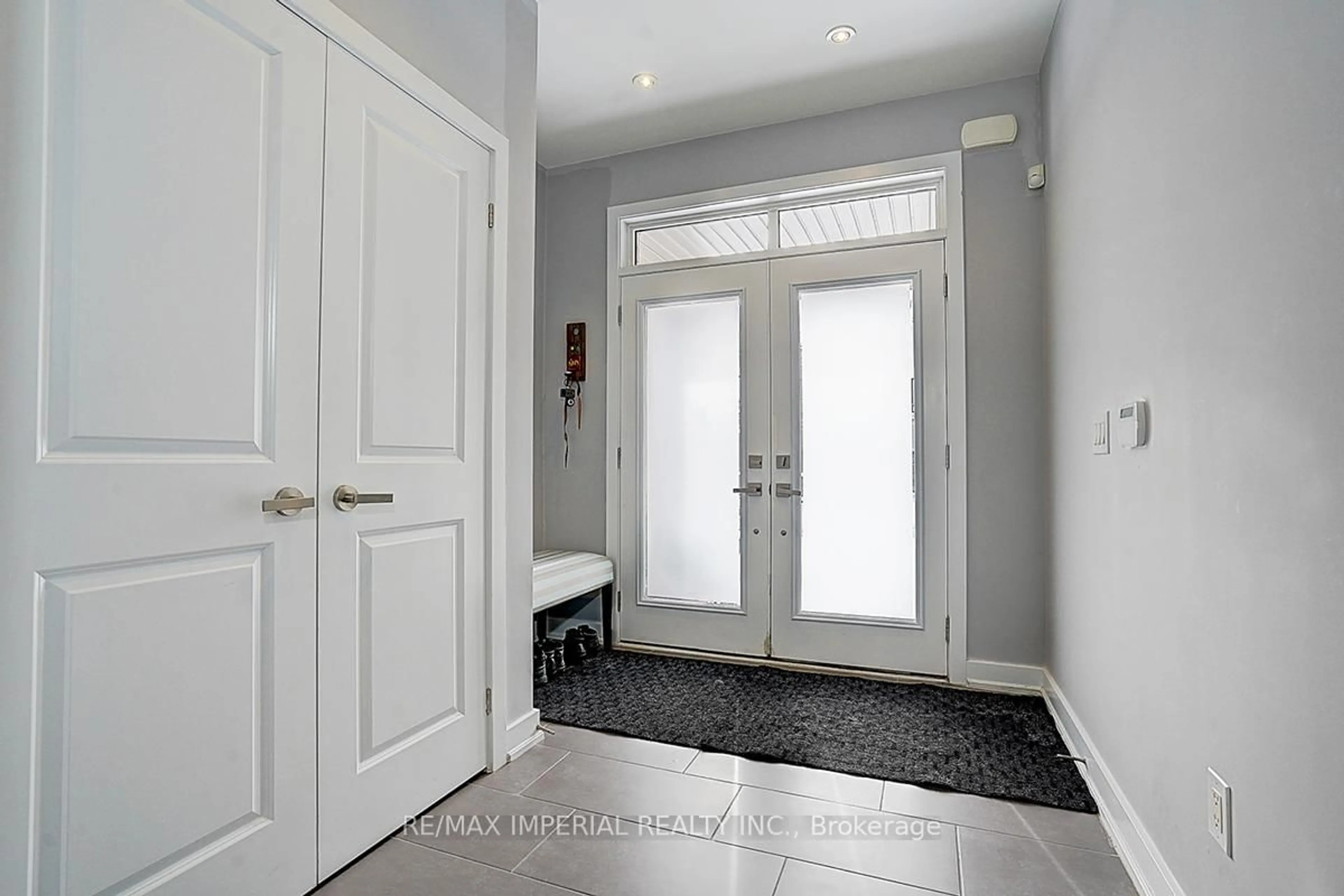 Indoor entryway for 100 Dariole Dr, Richmond Hill Ontario L4E 0Y8