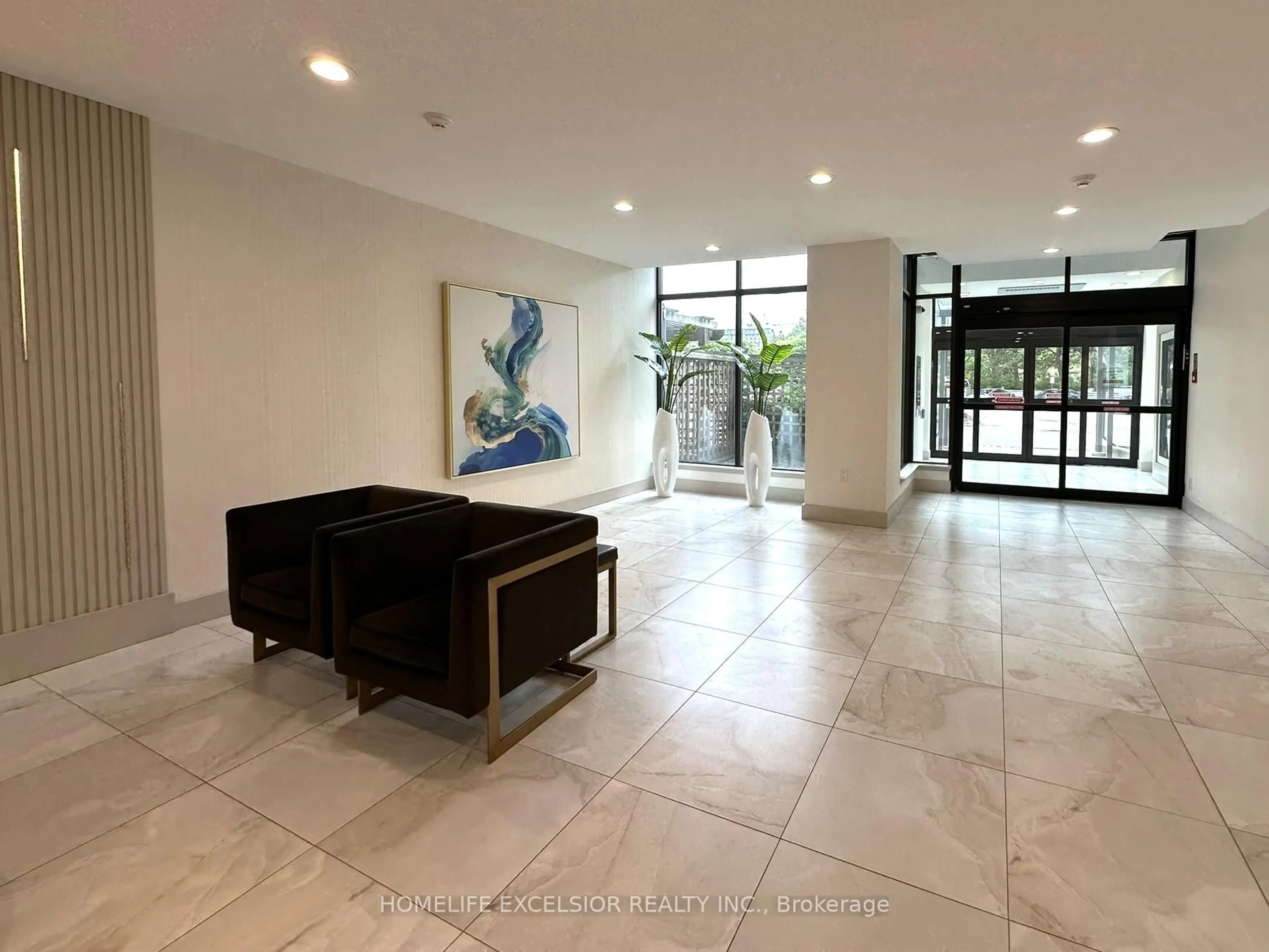 Indoor foyer for 32 Clarissa Dr #120, Richmond Hill Ontario L4C 9R7