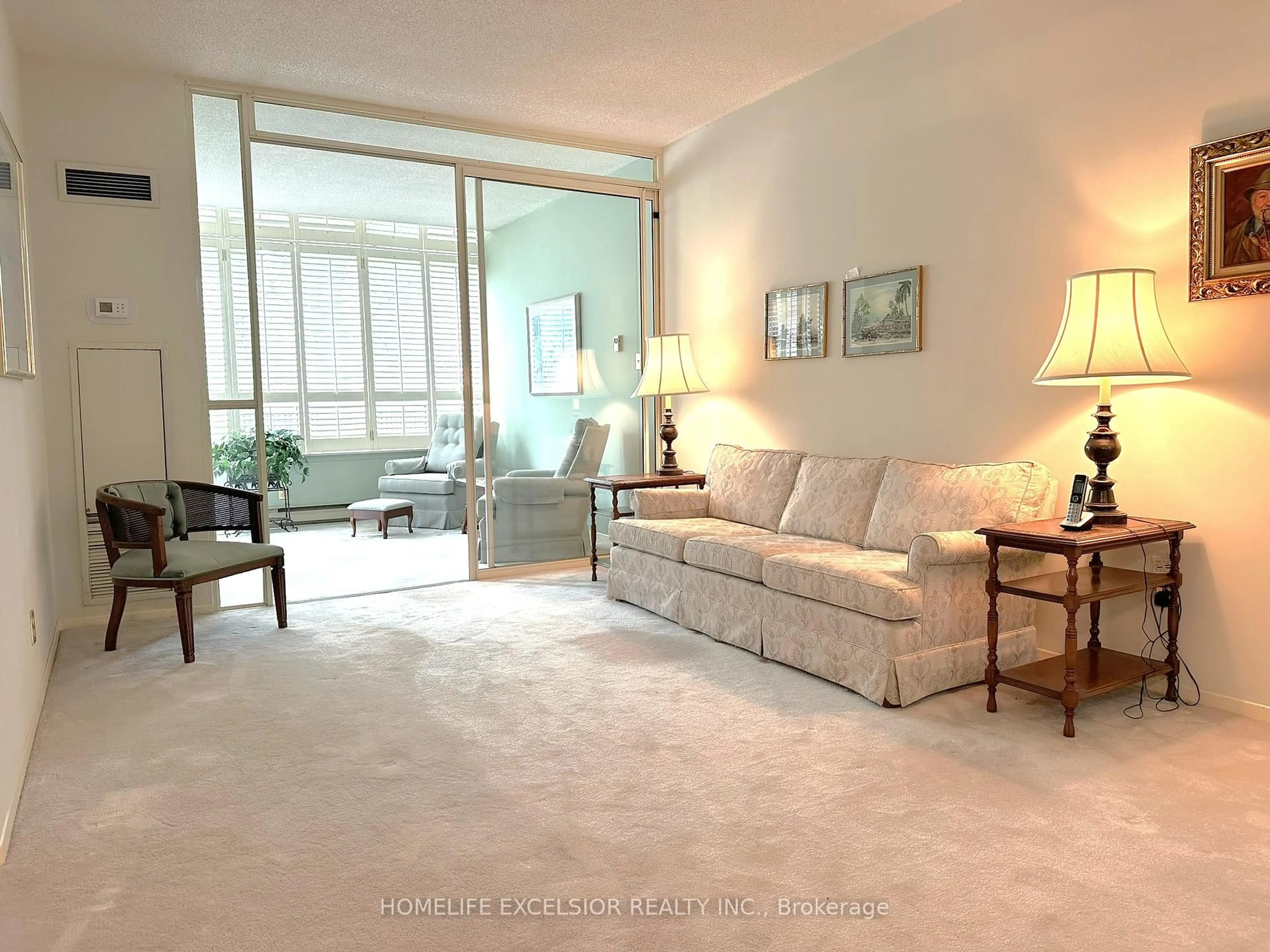 Living room with furniture, carpet floor for 32 Clarissa Dr #120, Richmond Hill Ontario L4C 9R7