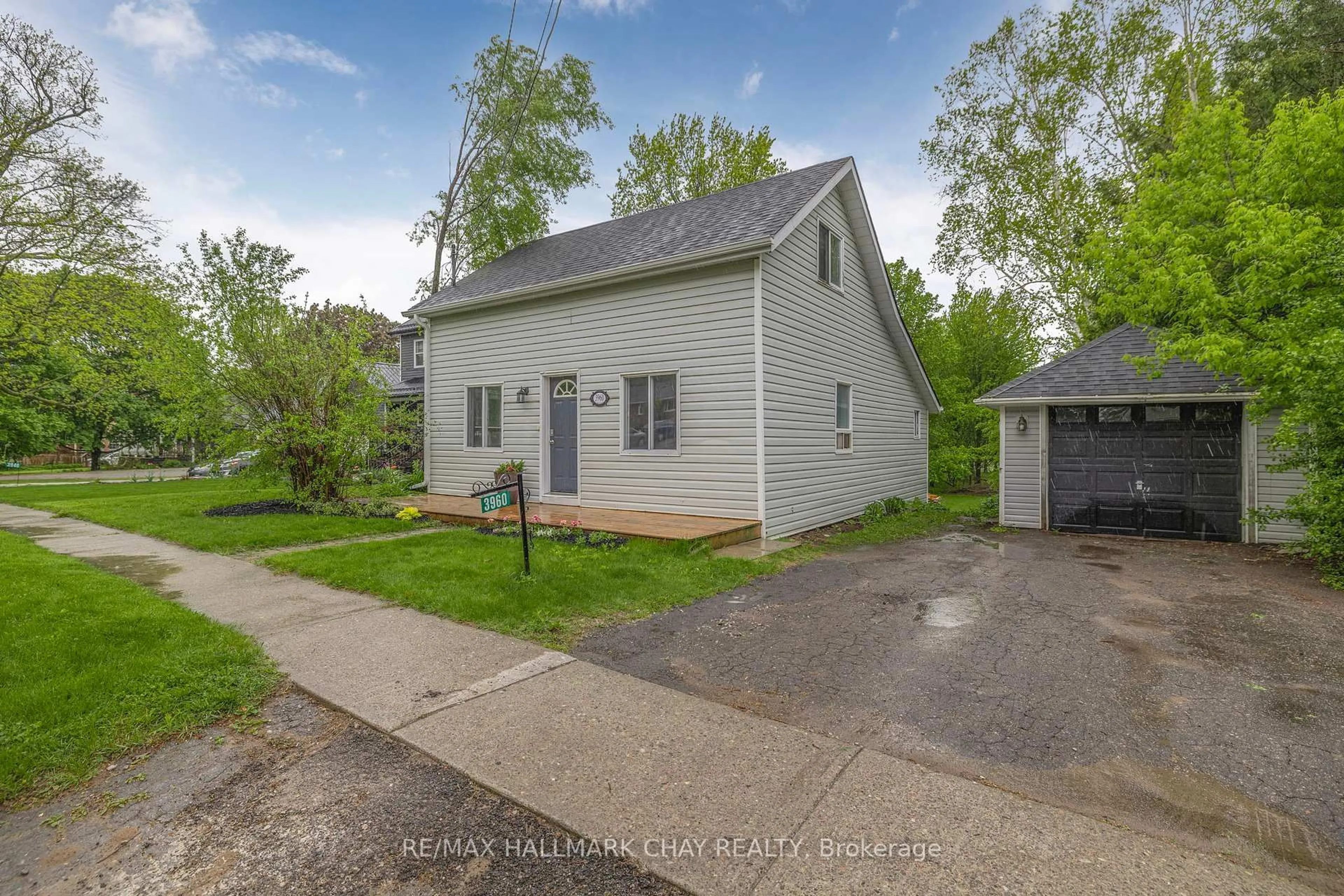 A pic from outside/outdoor area/front of a property/back of a property/a pic from drone, street for 3960 Front St, Uxbridge Ontario L0C 1A0