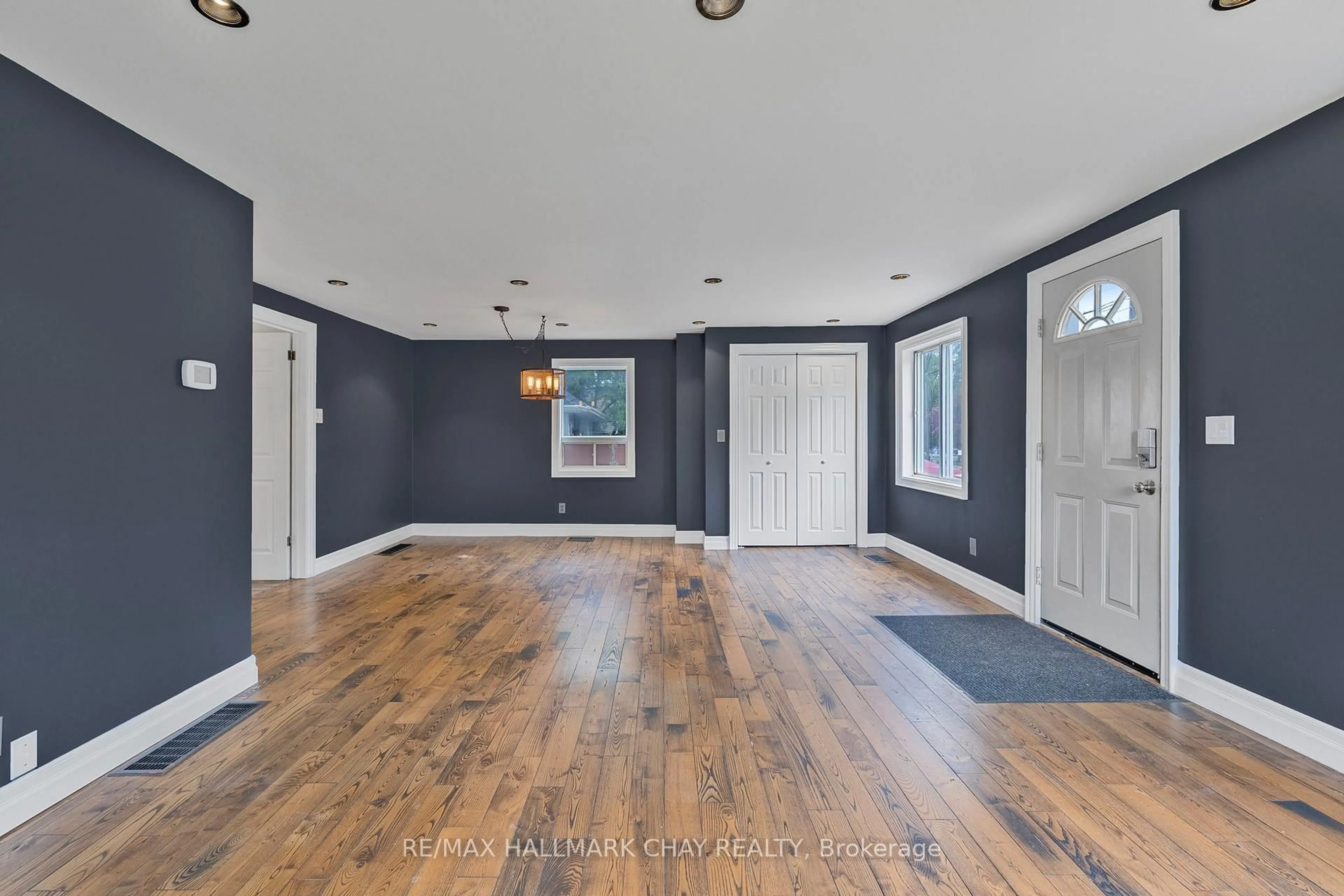 Indoor entryway for 3960 Front St, Uxbridge Ontario L0C 1A0