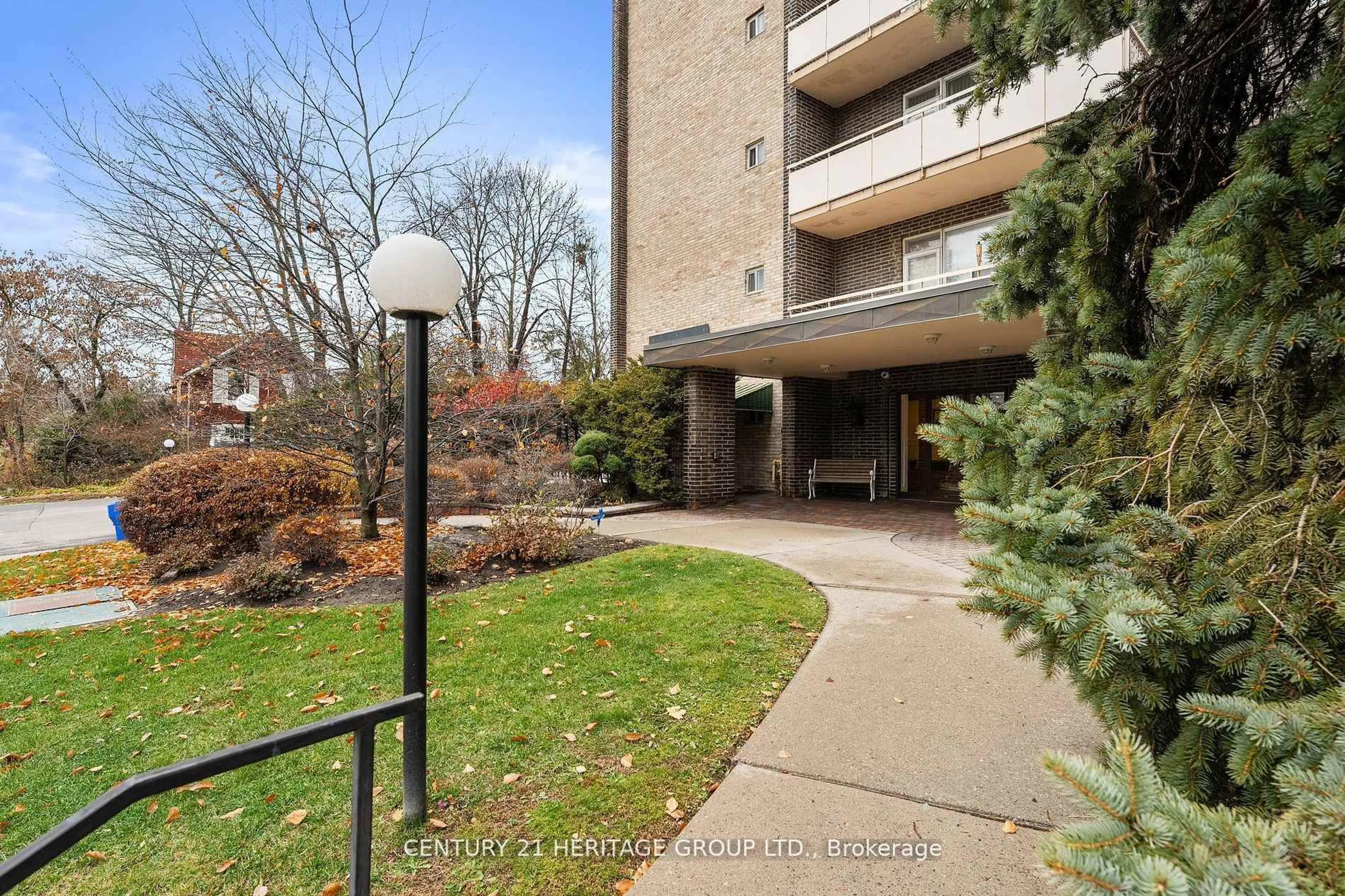 Indoor foyer for 67 Richmond St #304, Richmond Hill Ontario L4C 3Y3