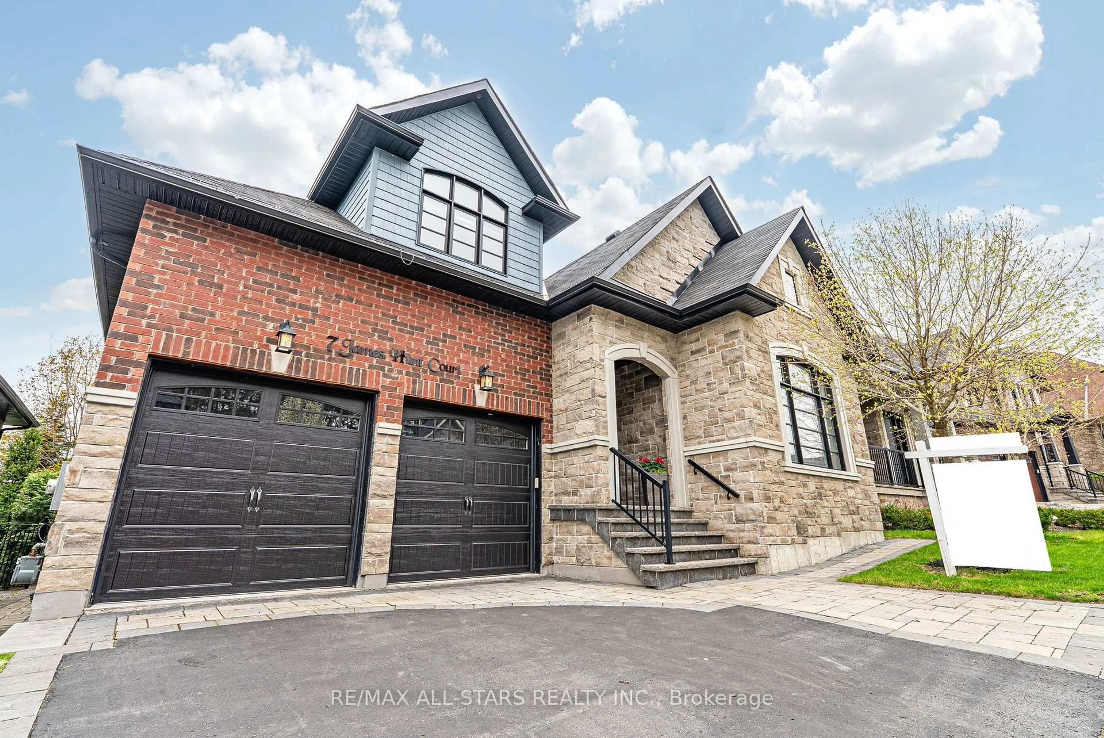 Home with brick exterior material, street for 7 Os James Hunt Crt, Uxbridge Ontario L9P 0E3