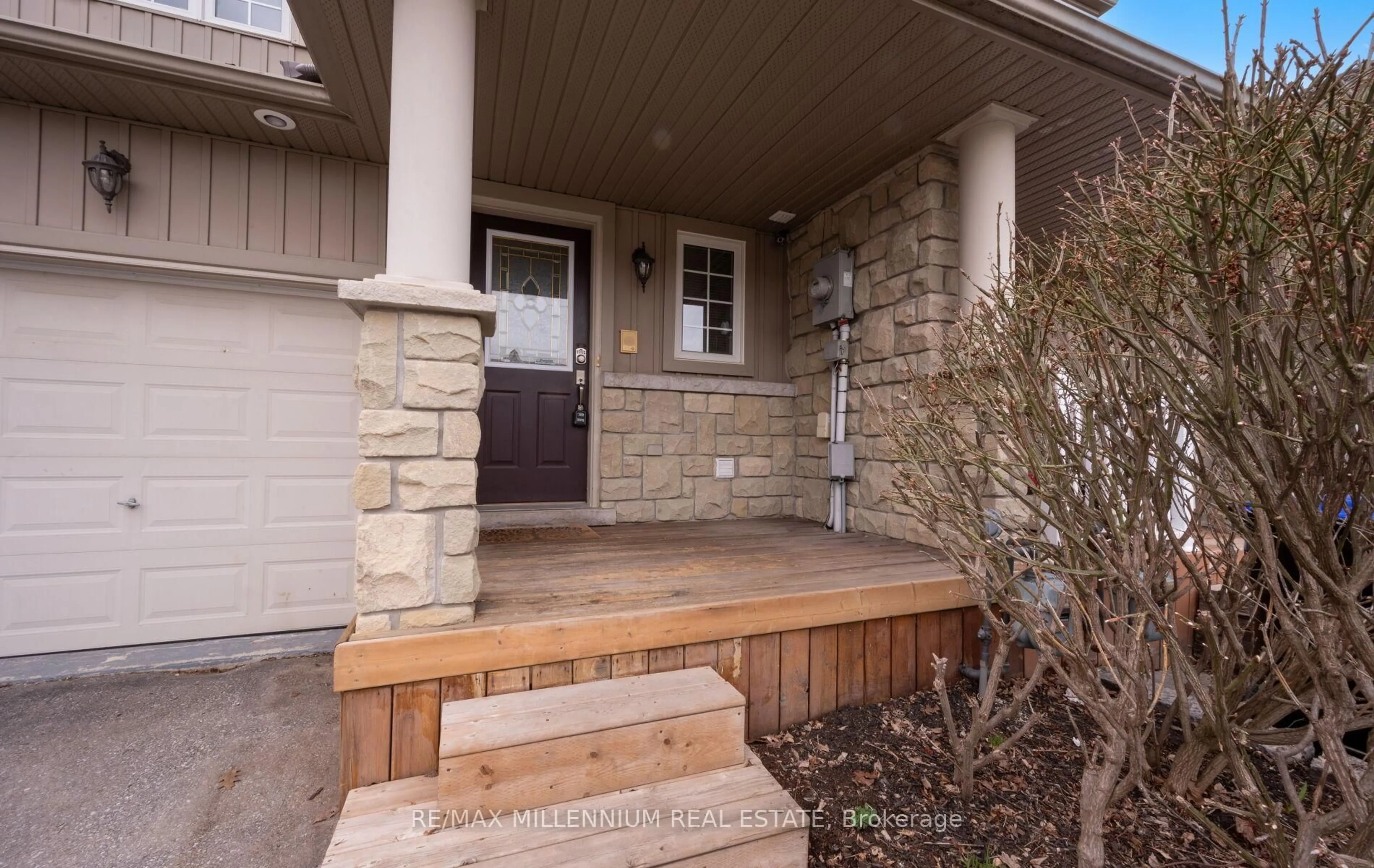 Indoor entryway for 48 Milne St, New Tecumseth Ontario L9R 0A6