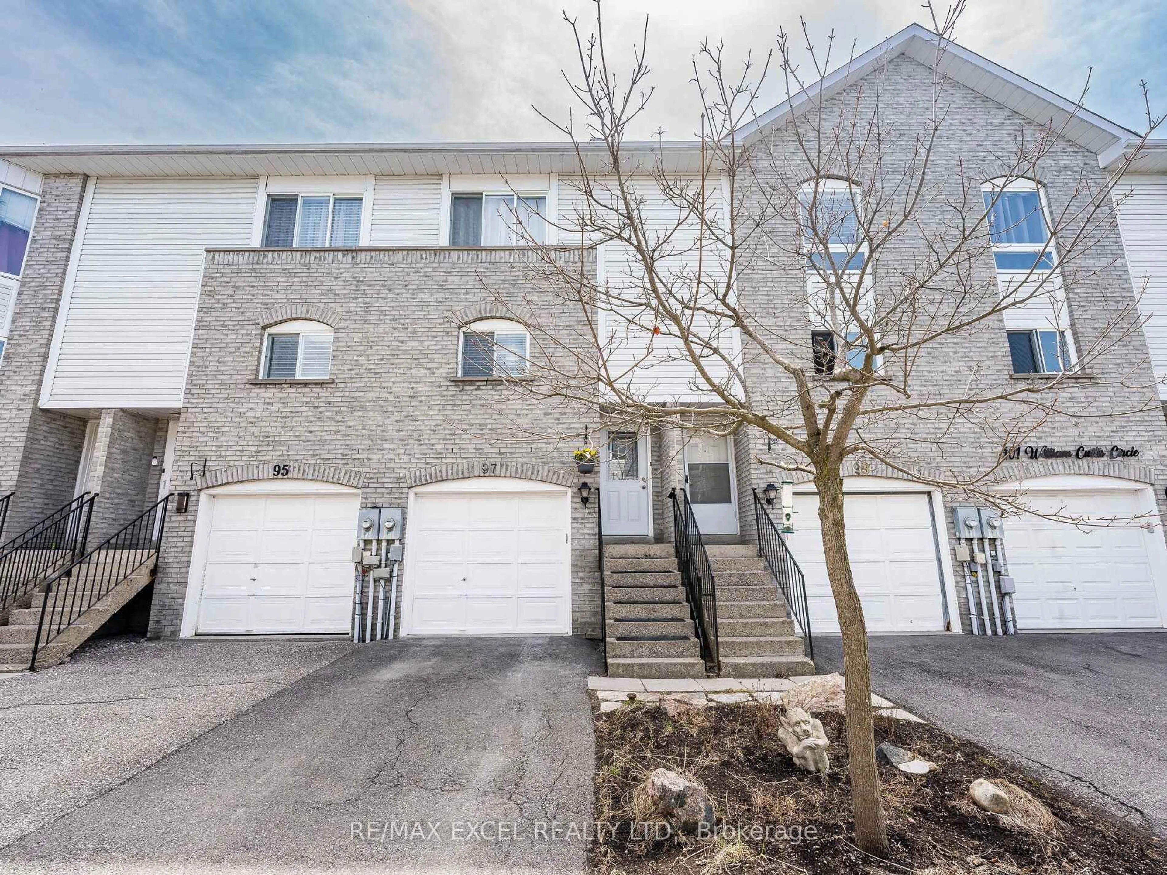 A pic from outside/outdoor area/front of a property/back of a property/a pic from drone, street for 97 William Curtis Circ, Newmarket Ontario L3Y 8L8