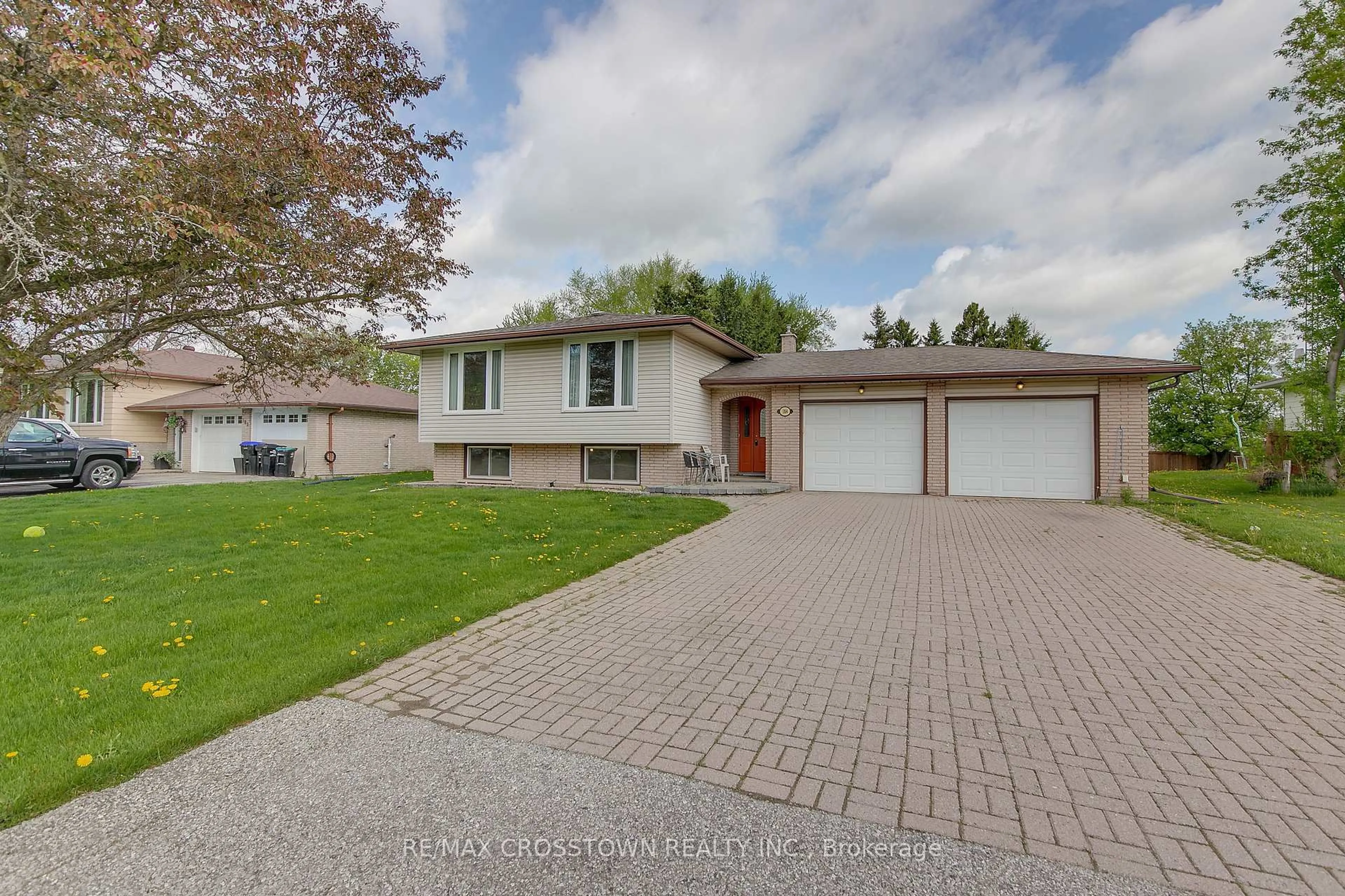 A pic from outside/outdoor area/front of a property/back of a property/a pic from drone, street for 184 Murphy Rd, Essa Ontario L3W 0A2