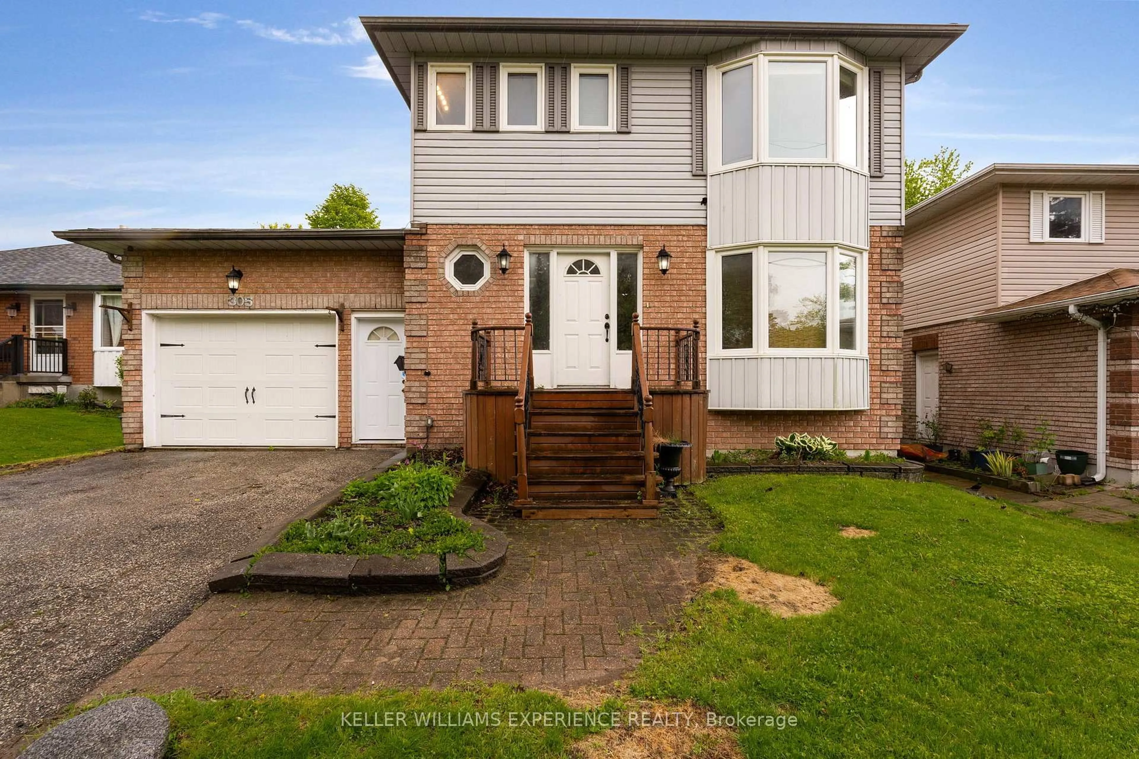 Home with vinyl exterior material, street for 305 Hollywood Dr, Georgina Ontario L4P 2Z9