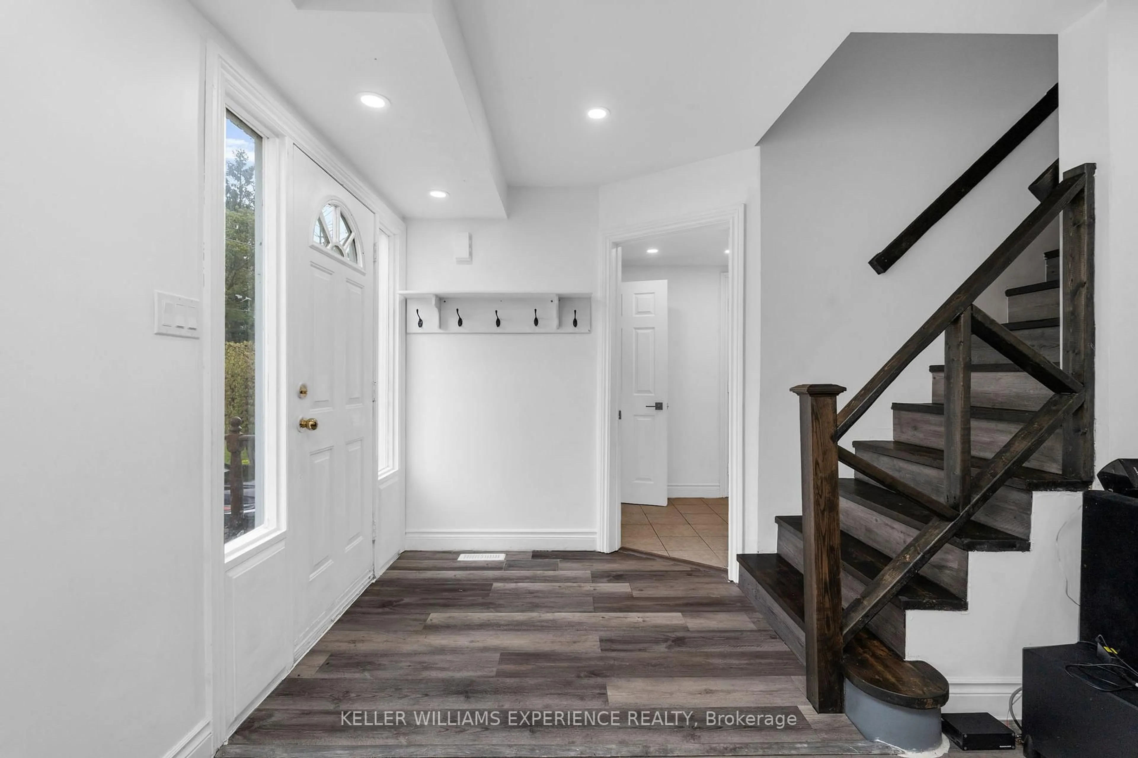 Indoor entryway for 305 Hollywood Dr, Georgina Ontario L4P 2Z9
