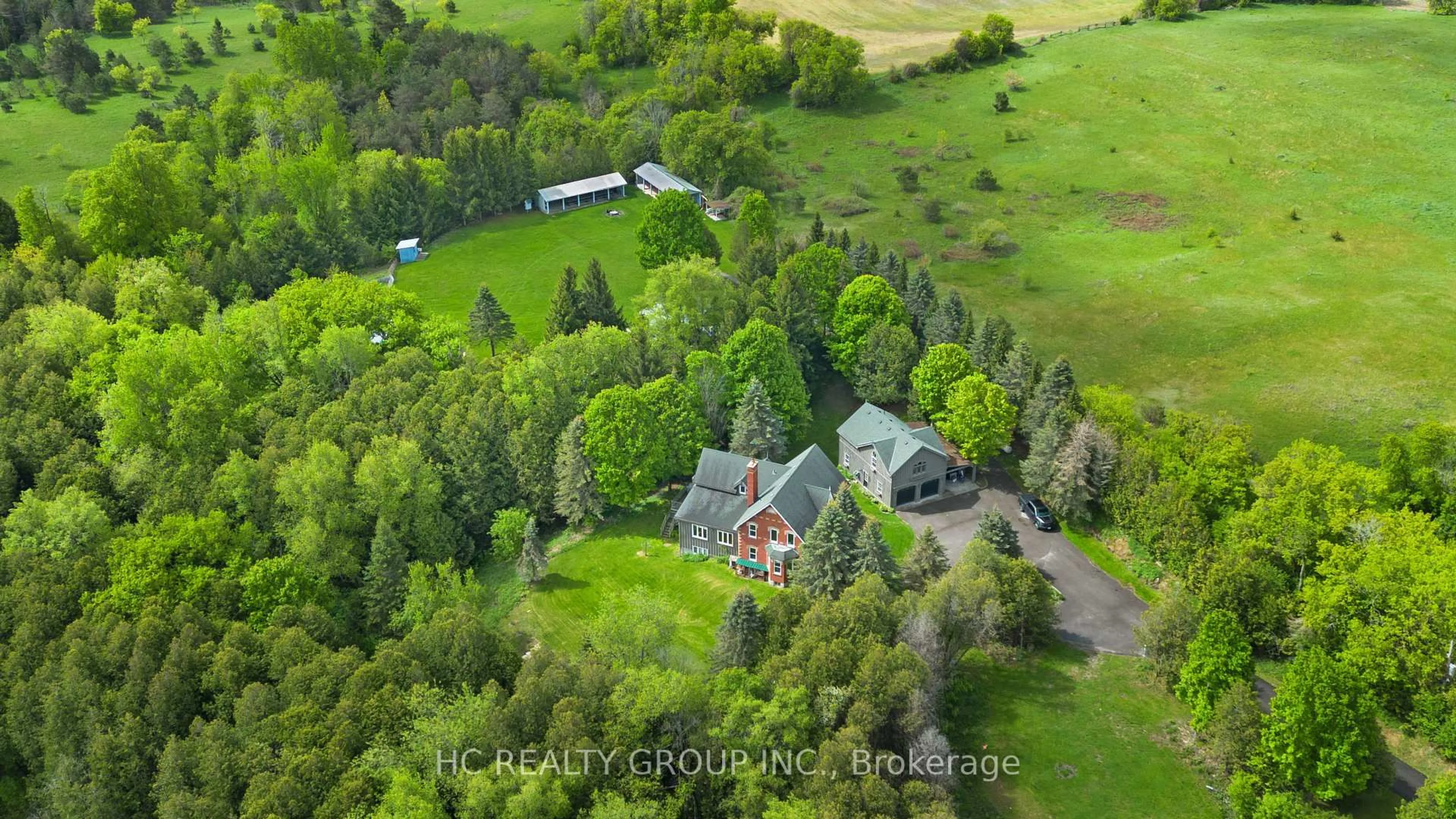 A pic from outside/outdoor area/front of a property/back of a property/a pic from drone, unknown for 2639 Herald Rd, East Gwillimbury Ontario L0G 1V0