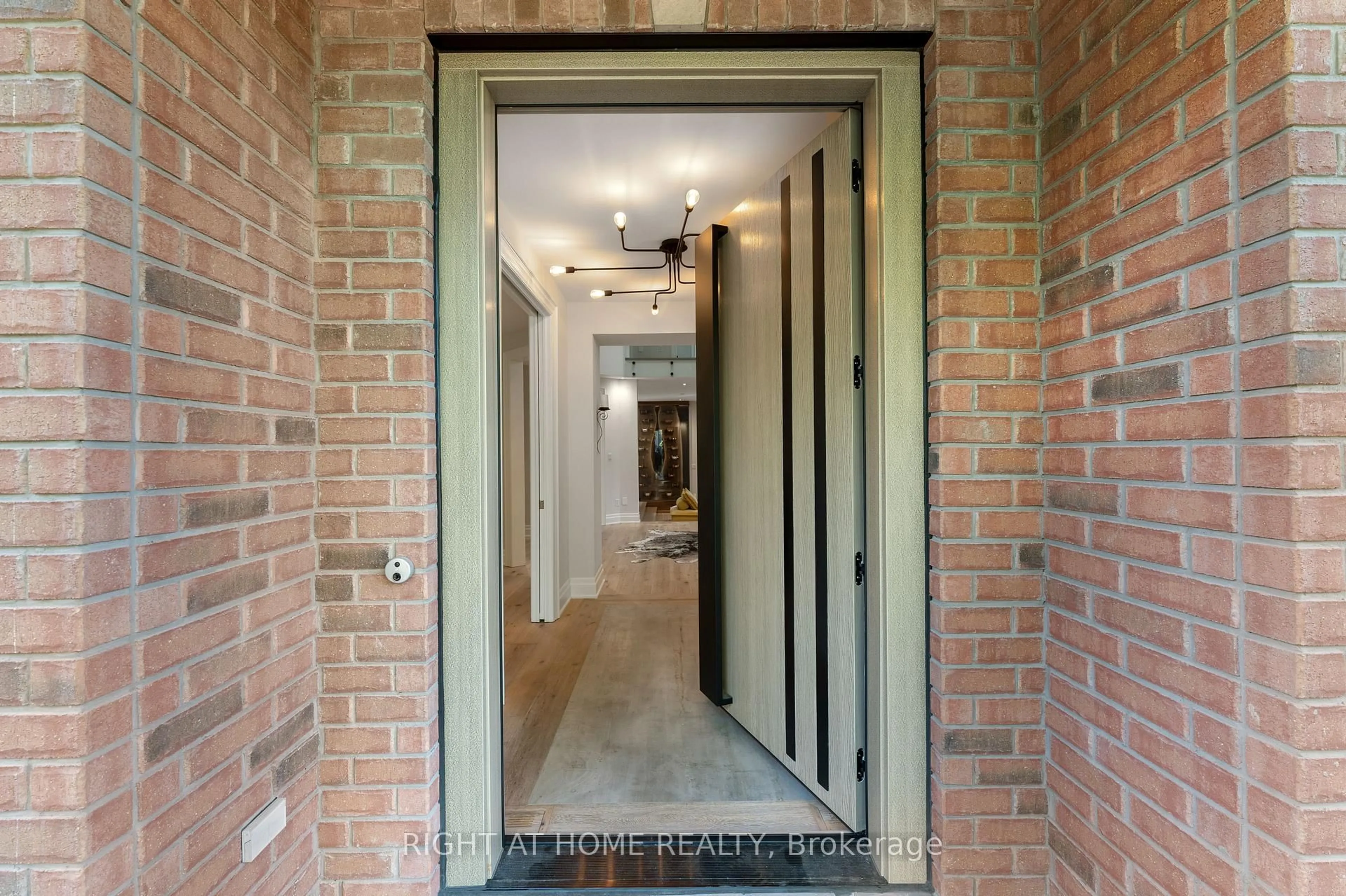 Indoor foyer for 100 Willis Dr, Aurora Ontario L4G 7M4